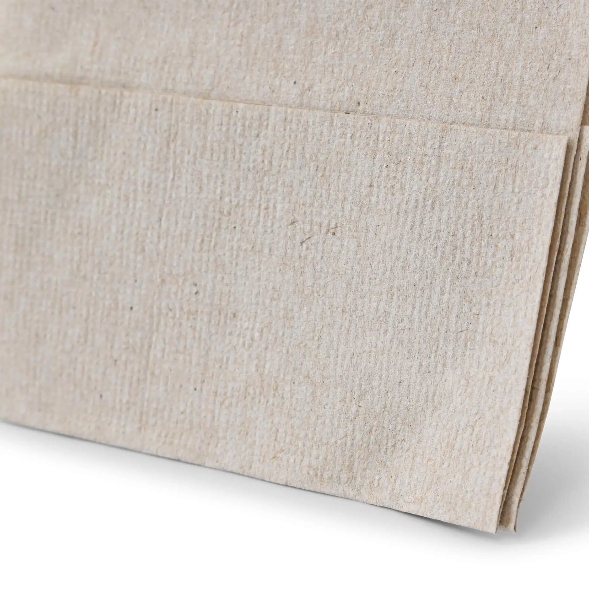 Afbeelding van ongebleekte rPaper-ijsnapkins met een zwart recycling symbool en tekst die 100% gerecycled materiaal aangeeft.