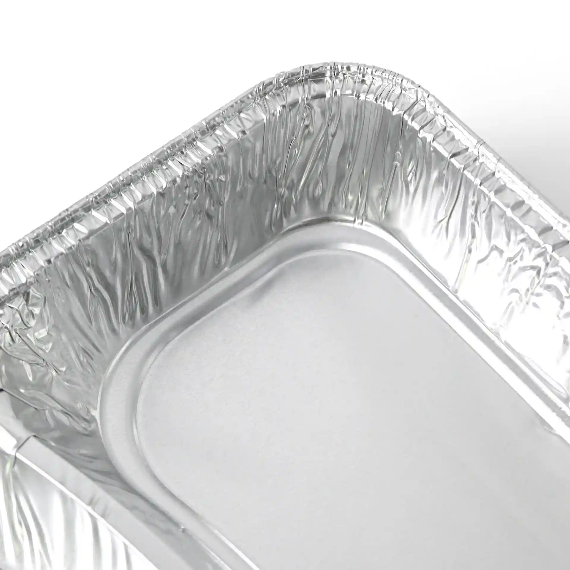 Rechthoekige aluminium maaltijdtray met twee compartimenten, afmetingen 22,7 x 17,7 x 3 cm.