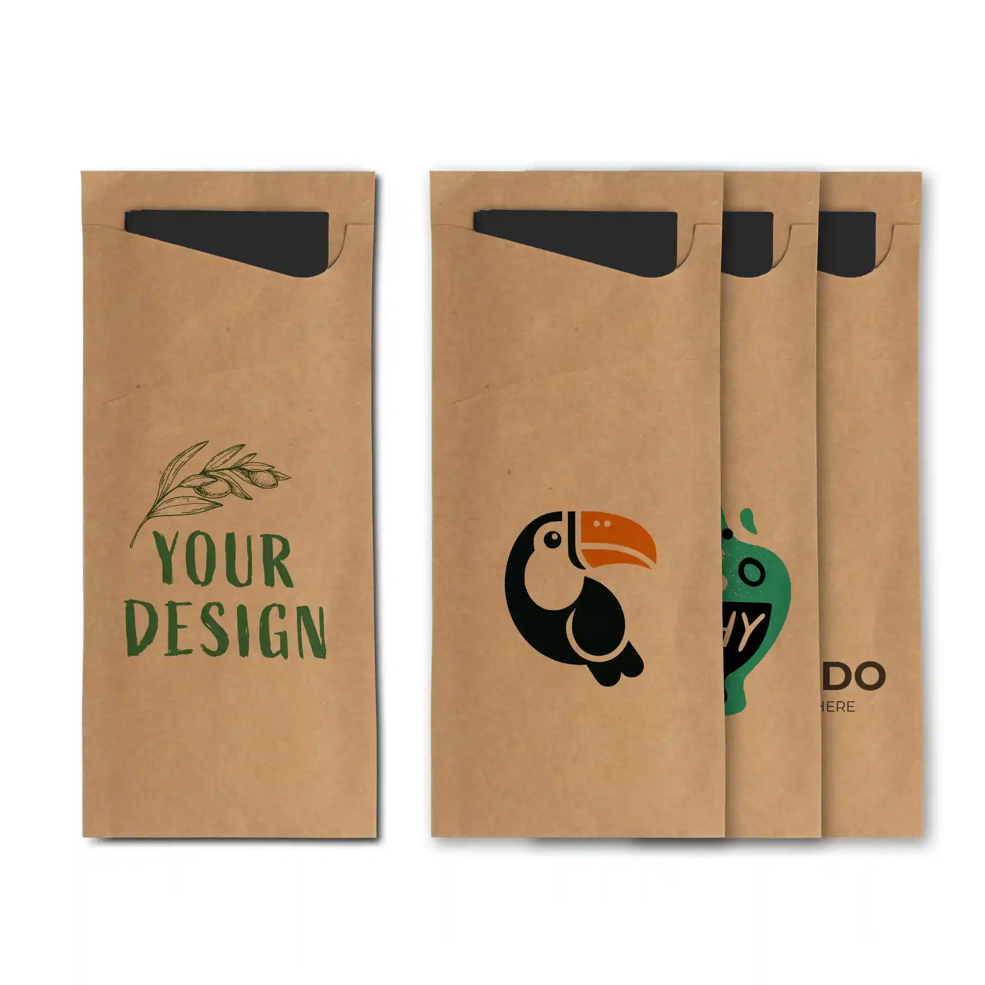 Bruine bedrukte bestekhoezen met verschillende ontwerpen, waaronder een toekan en tekst, met zwarte servetten.