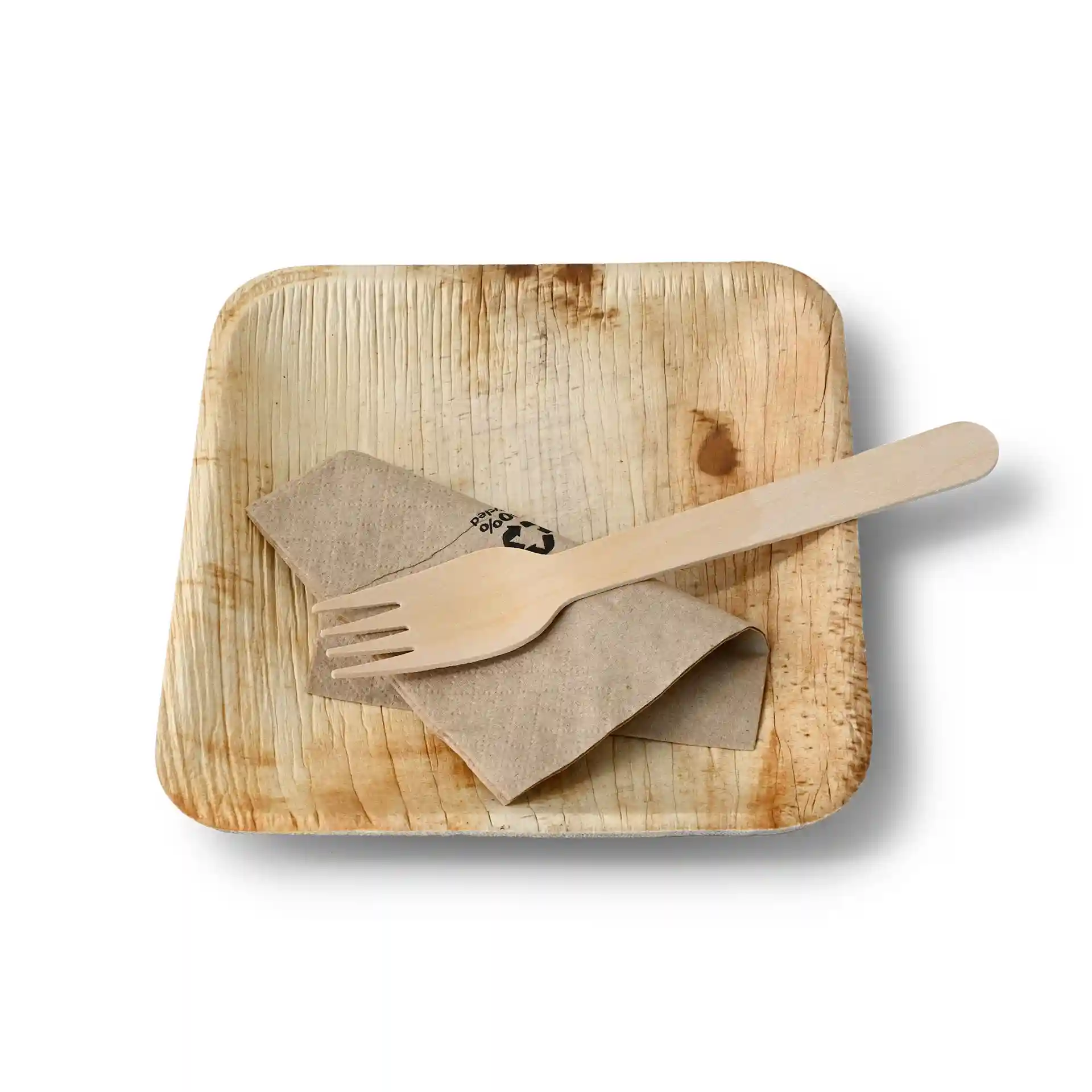 Vierkant palmblad bord met een houten vork en een gevouwen bruine servet erop.