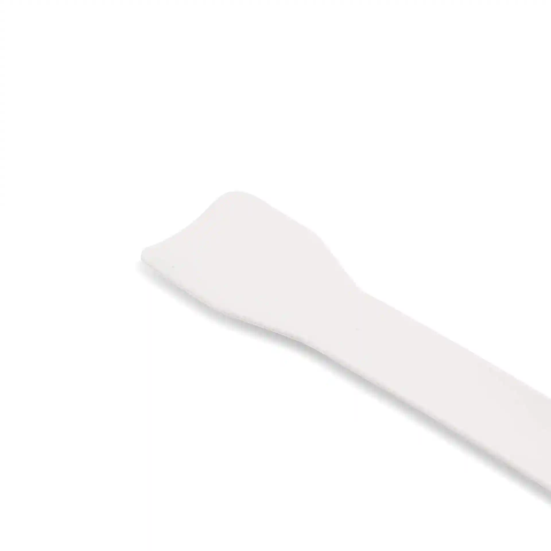 Witte papieren ijslepel, 9,5 cm lang, met een platte punt en een taps toelopende handgreep.