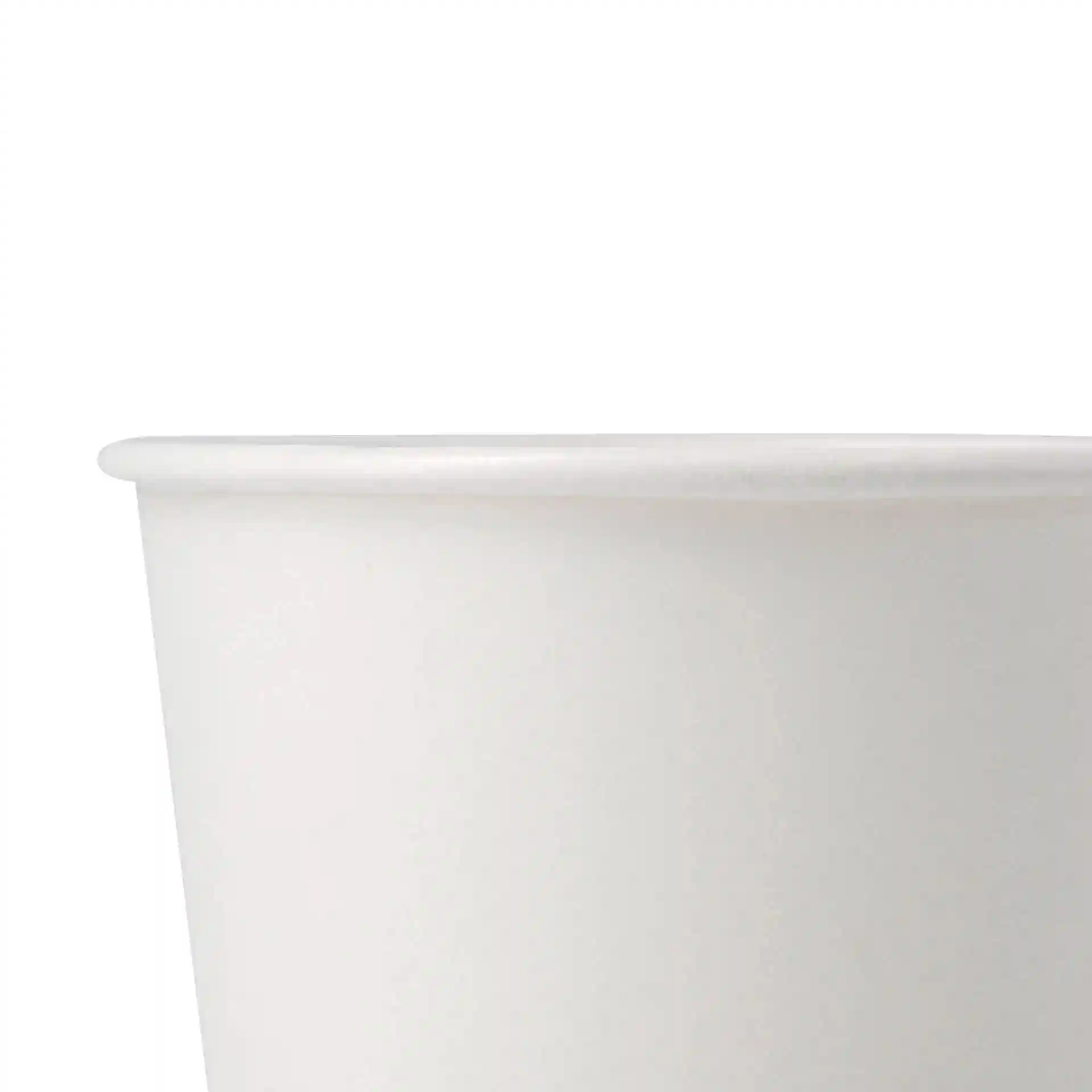 Witte kartonnen soepcontainer met een ronde vorm en een zichtbare rand, gedeeltelijk van bovenaf getoond.