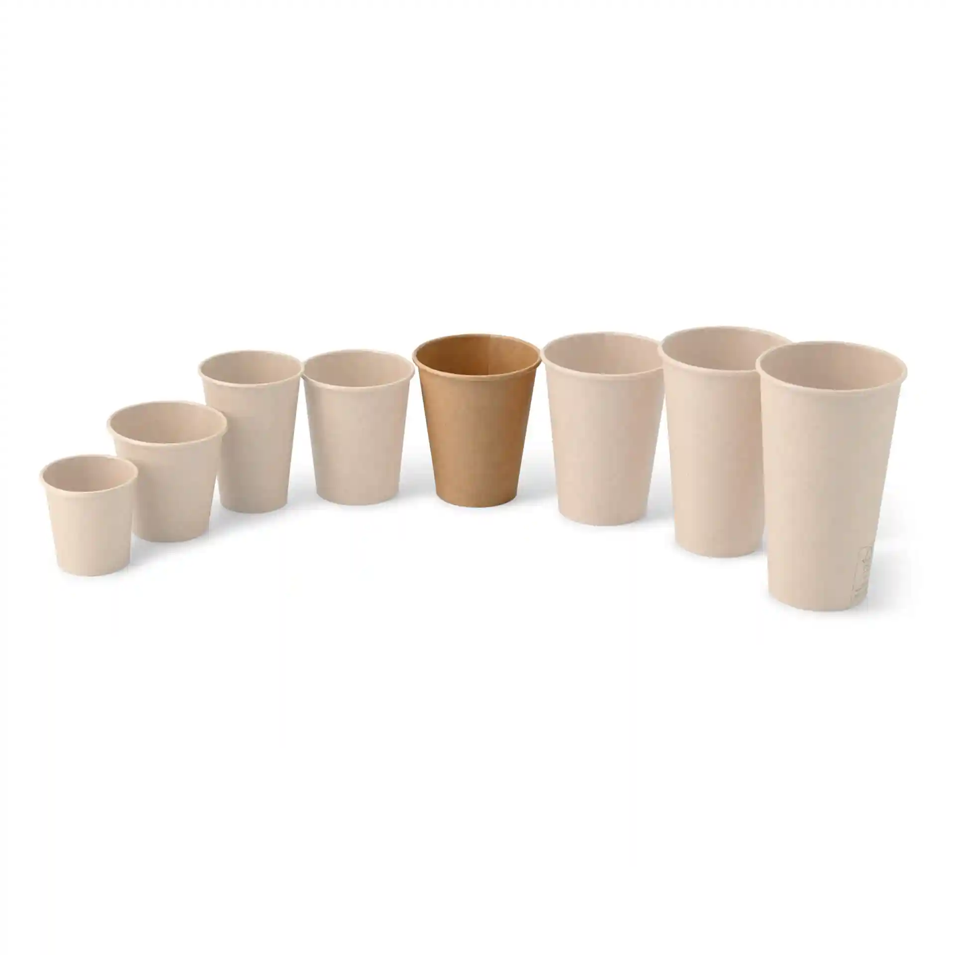 Set van papieren bekers in verschillende maten, inclusief één bruine beker, in een gebogen opstelling.
