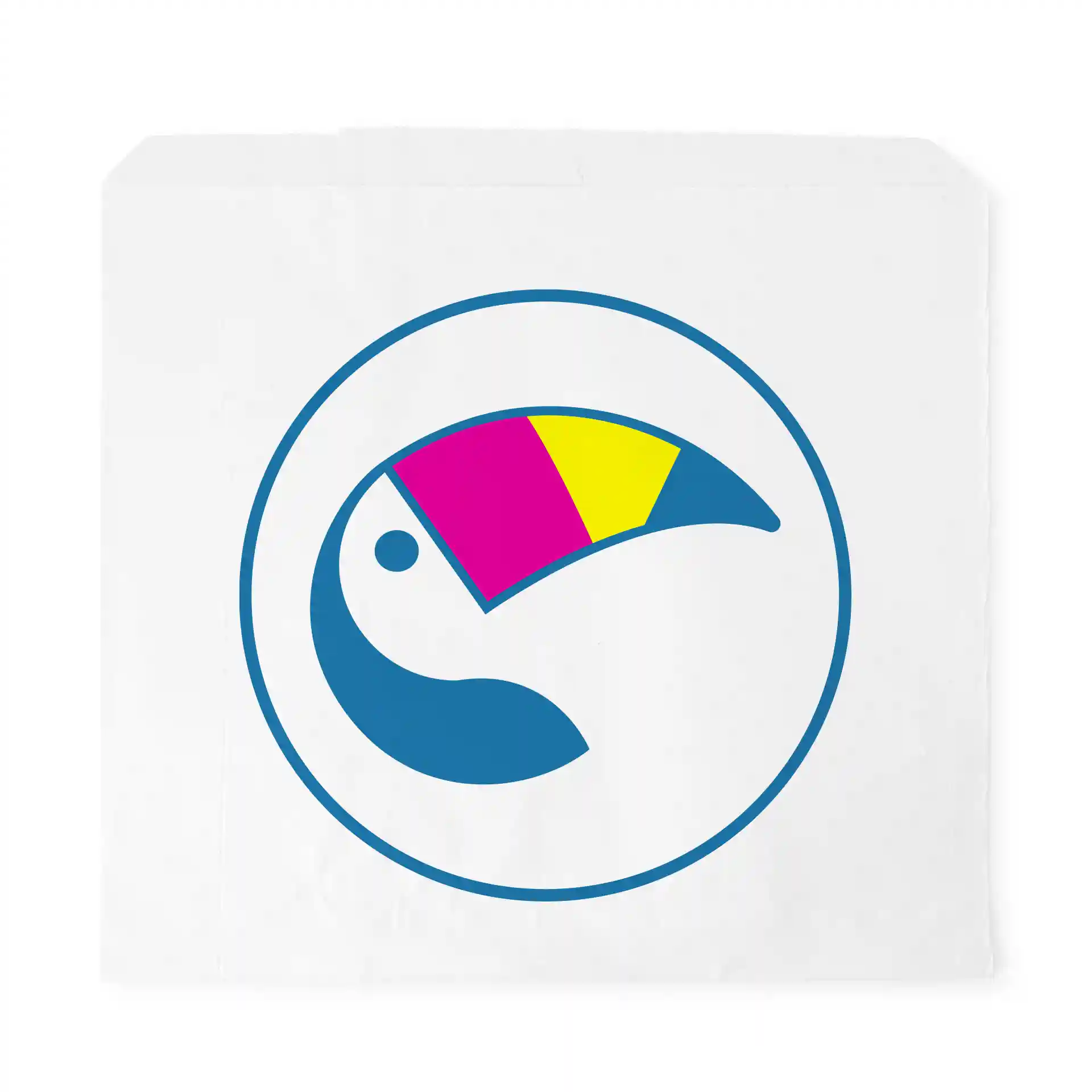 Witte platte tas met een blauw cirkelontwerp en een gestileerde toekan in roze, geel en blauw.