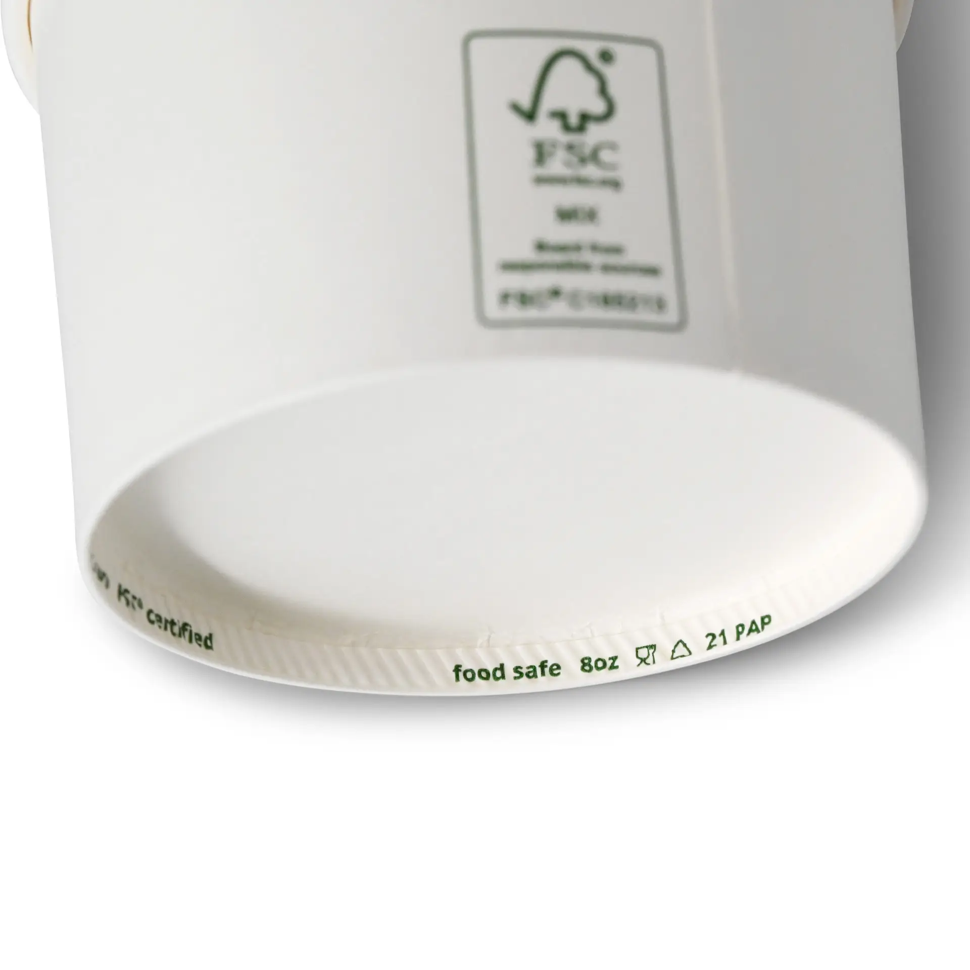 Witte papieren ijsbekers met een diameter van 92 mm en markeringen op de bodem voor voedselveiligheid en volume.