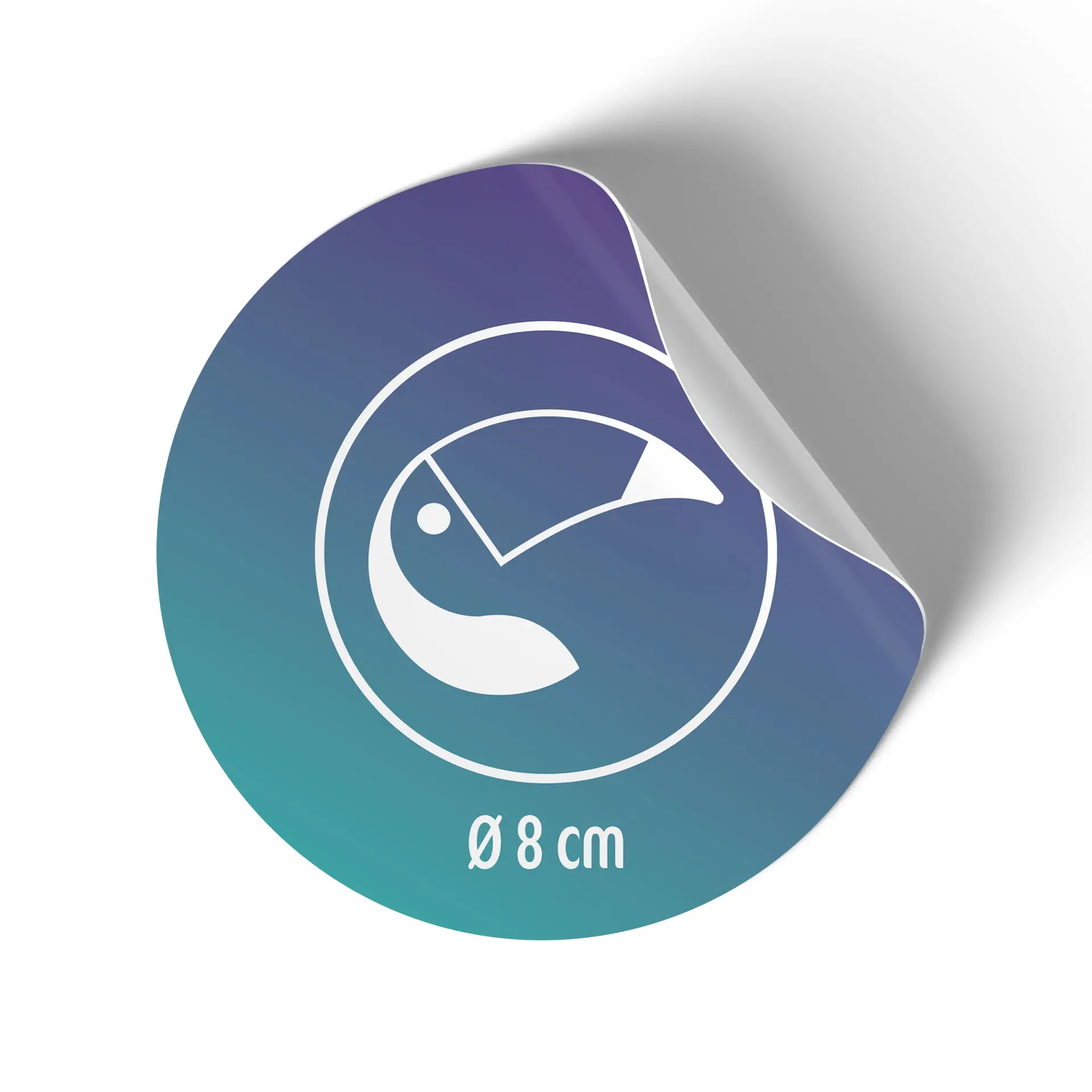 Rond, op maat gedrukt label, 8 cm diameter, met een wit design op een gradient achtergrond en een gedeeltelijk losgeraakte rand.