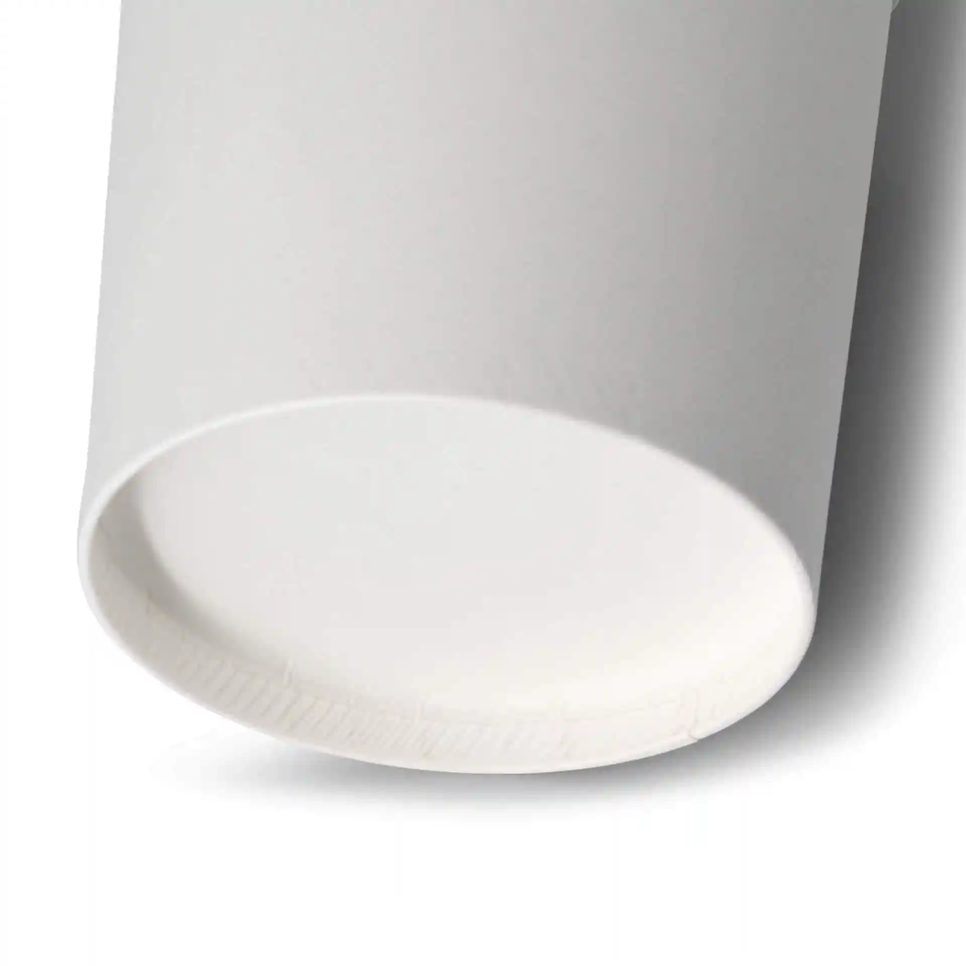 Close-up van een witte papieren takeaway-soepcontainer met een ronde vorm en een gecoate binnenkant.