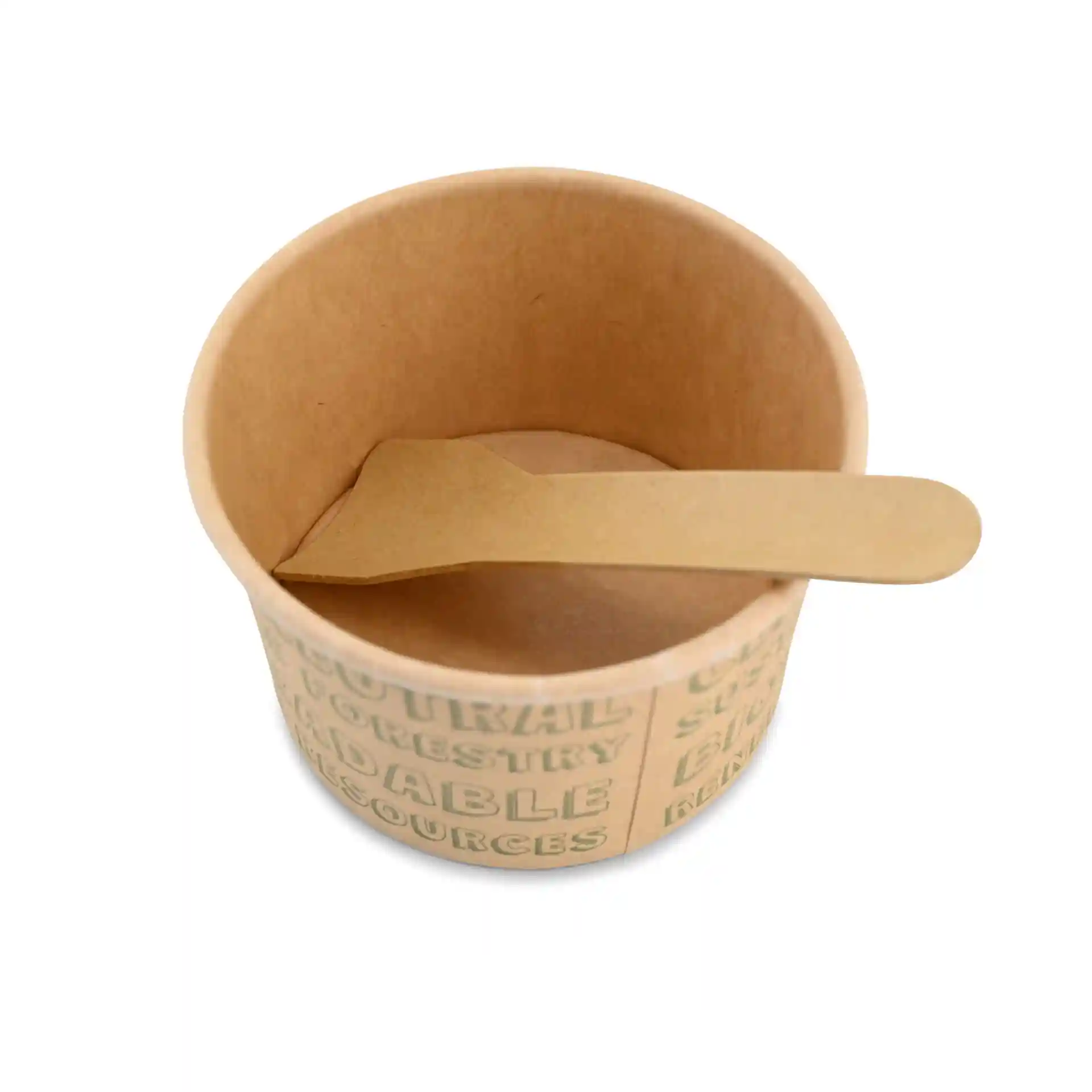 Bruine papieren beker met een platte papieren lepel erin, met bedrukte tekst aan de buitenkant.