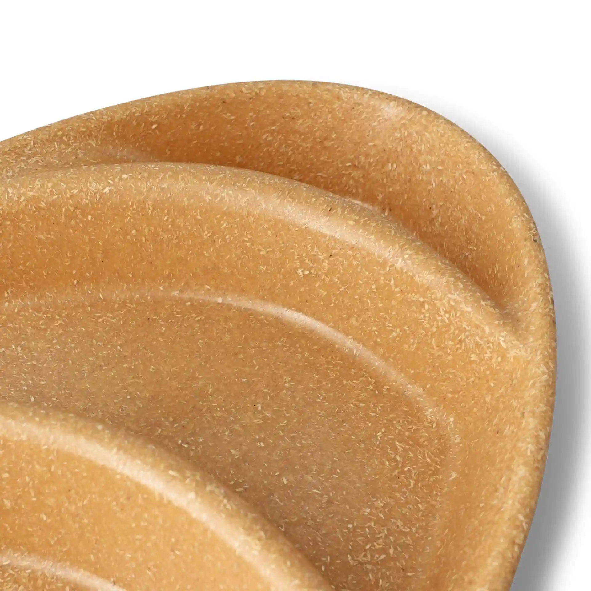 Bruine herbruikbare menuschotel met drie compartimenten, druppelvorm, 27,5 x 20 x 3,5 cm groot.