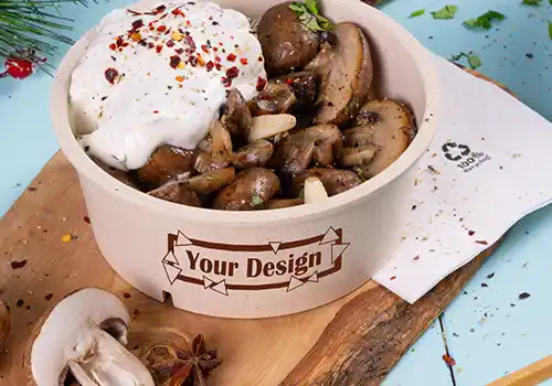 Stapel kleurrijke bakjes met het label "HAPPY BOWL" in verschillende ontwerpen, met daarachter een aparte voedselcontainer.