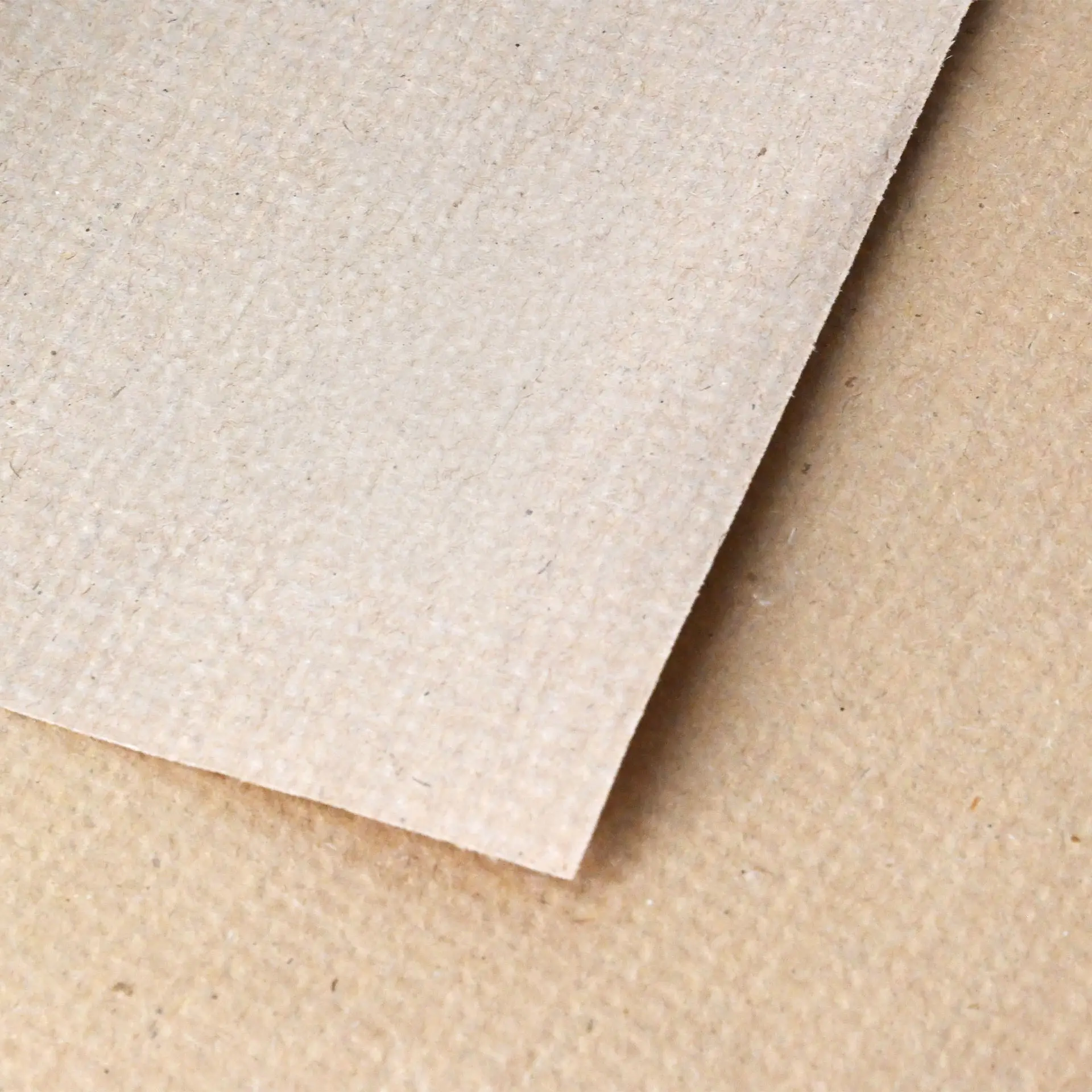 Label met recycling-symbool en tekst "100% Gerecycled" op ongebleekt rPaper-tafelkleed.