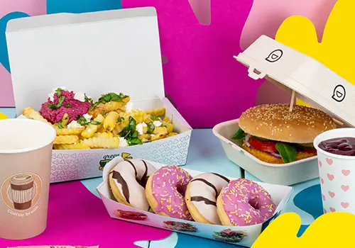 Doos met een burger met kaas, uien, sla en sauzen; met gouden frietjes en uienringen; twee kleine sauzen inbegrepen.