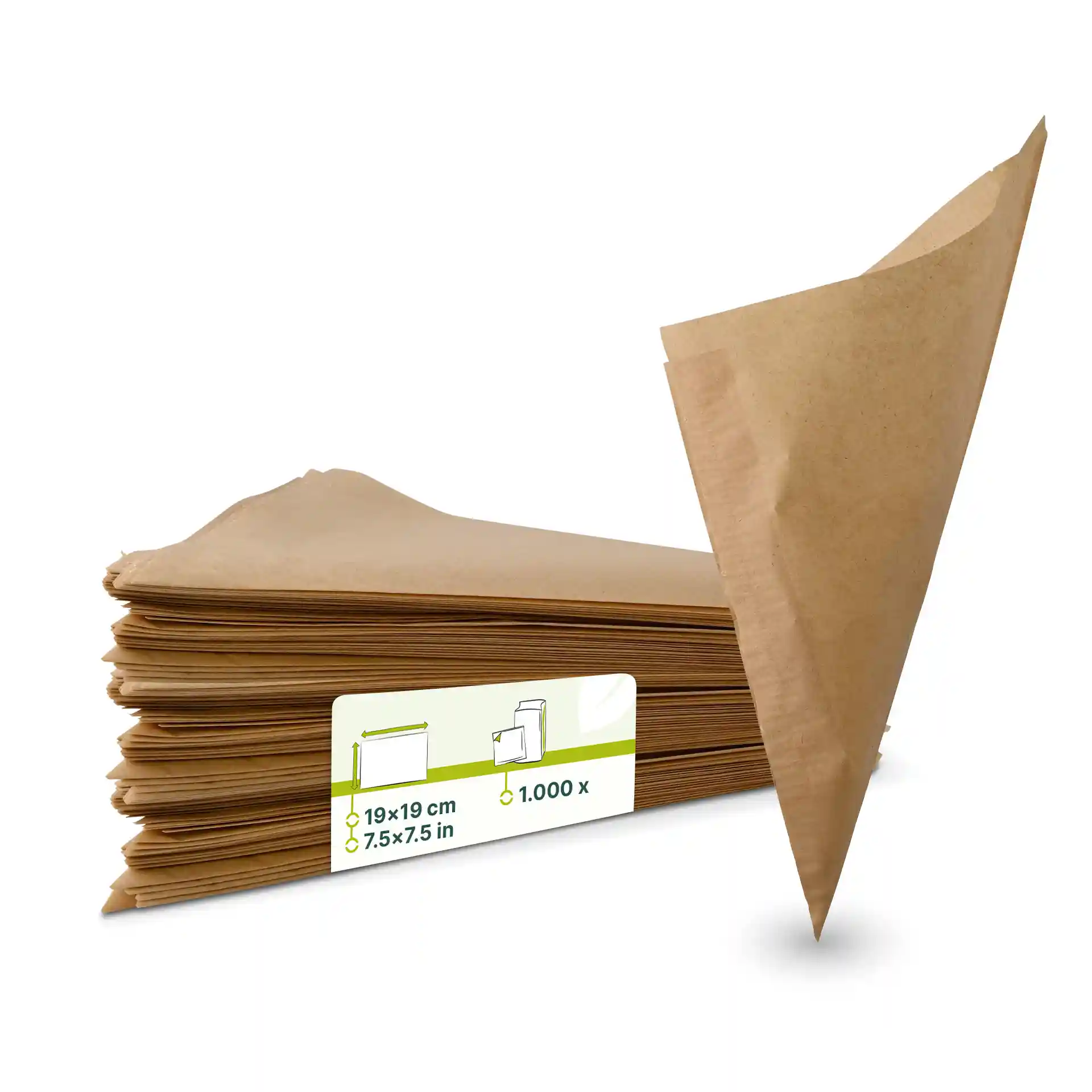 Bruine papieren frietzakken, 19 cm x 19 cm, gestapeld met één zak iets verhoogd.