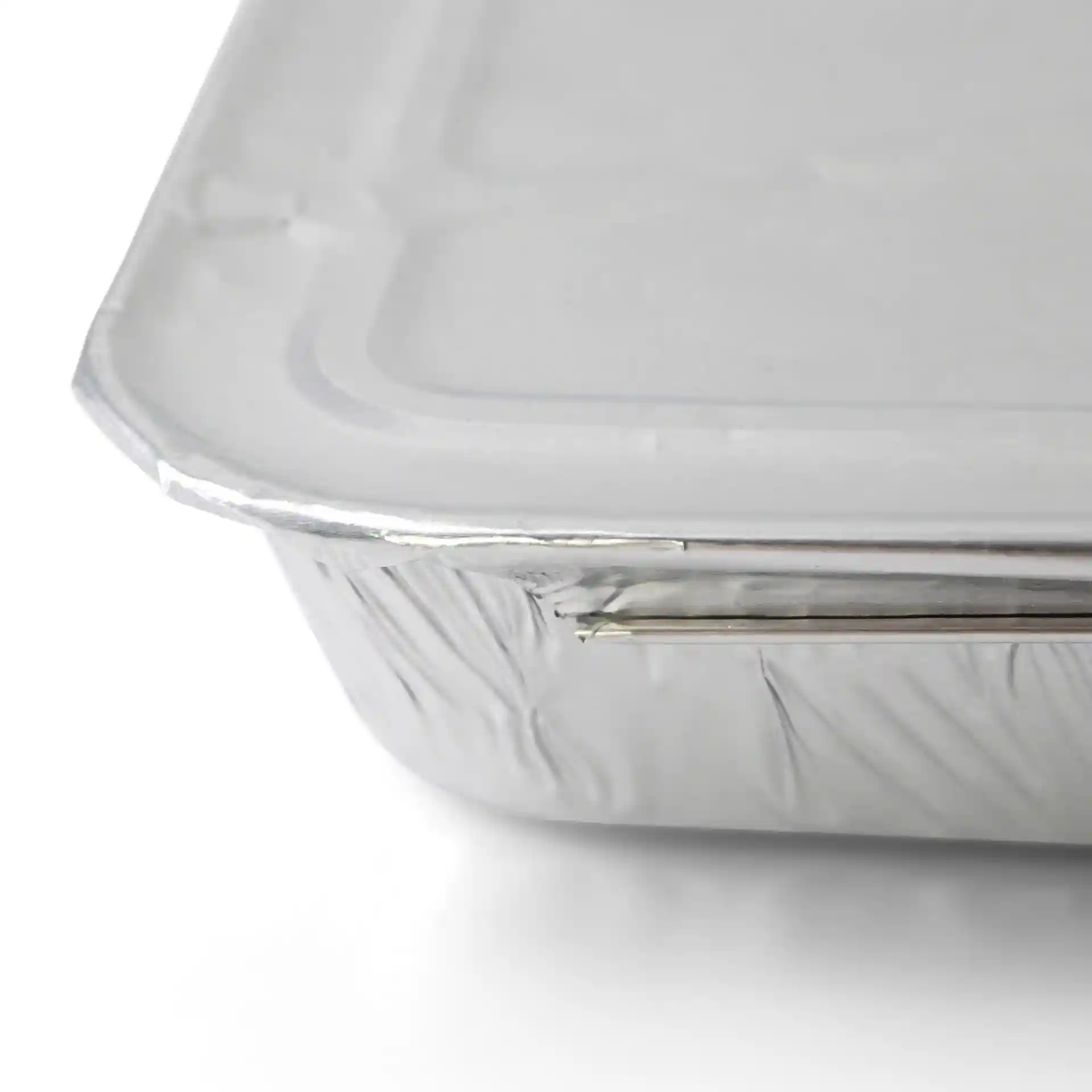 Aluminium deksel voor een rechthoekige maaltijdtray met twee compartimenten, toont de rand- en oppervlakdetails.