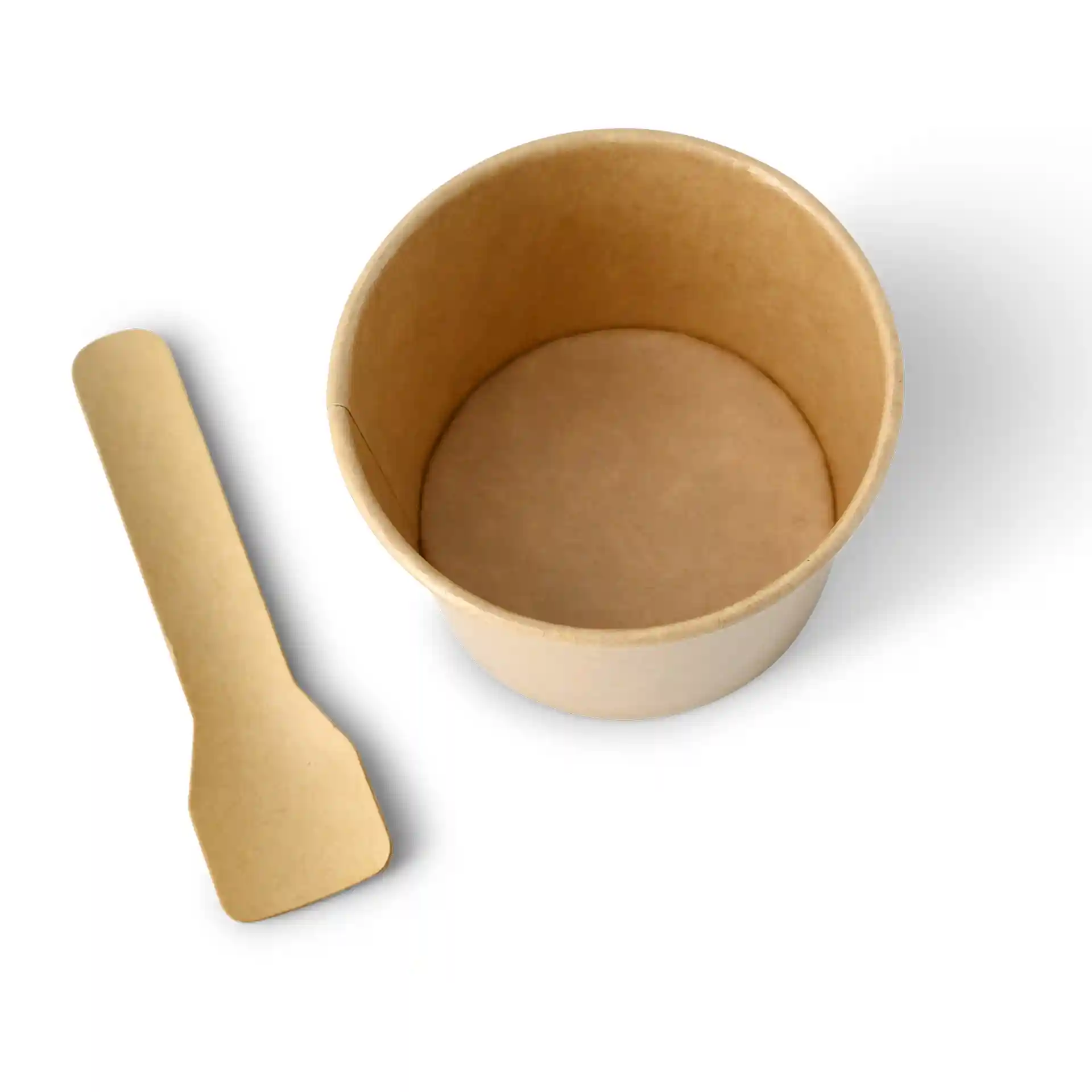 Bruine kartonnen ijsbekers met een diameter van 76 mm en een houten lepel ernaast.