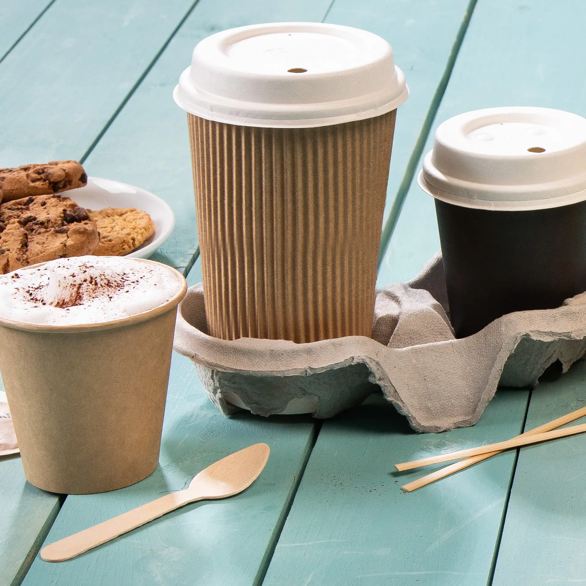 Riffelbecher / Coffee to go Becher 400 ml / 16 oz, Ø 90 mm, braun / innen weiß, PLA-beschichtet