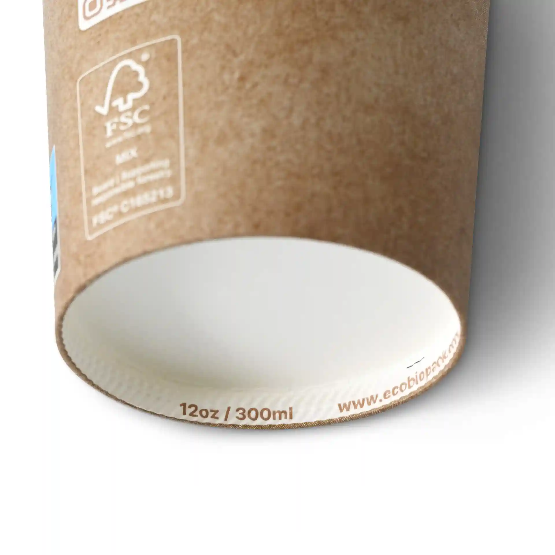 Bruine papieren beker met een witte binnenvoering, 12 oz capaciteit, toont de onderrand en markeringen.