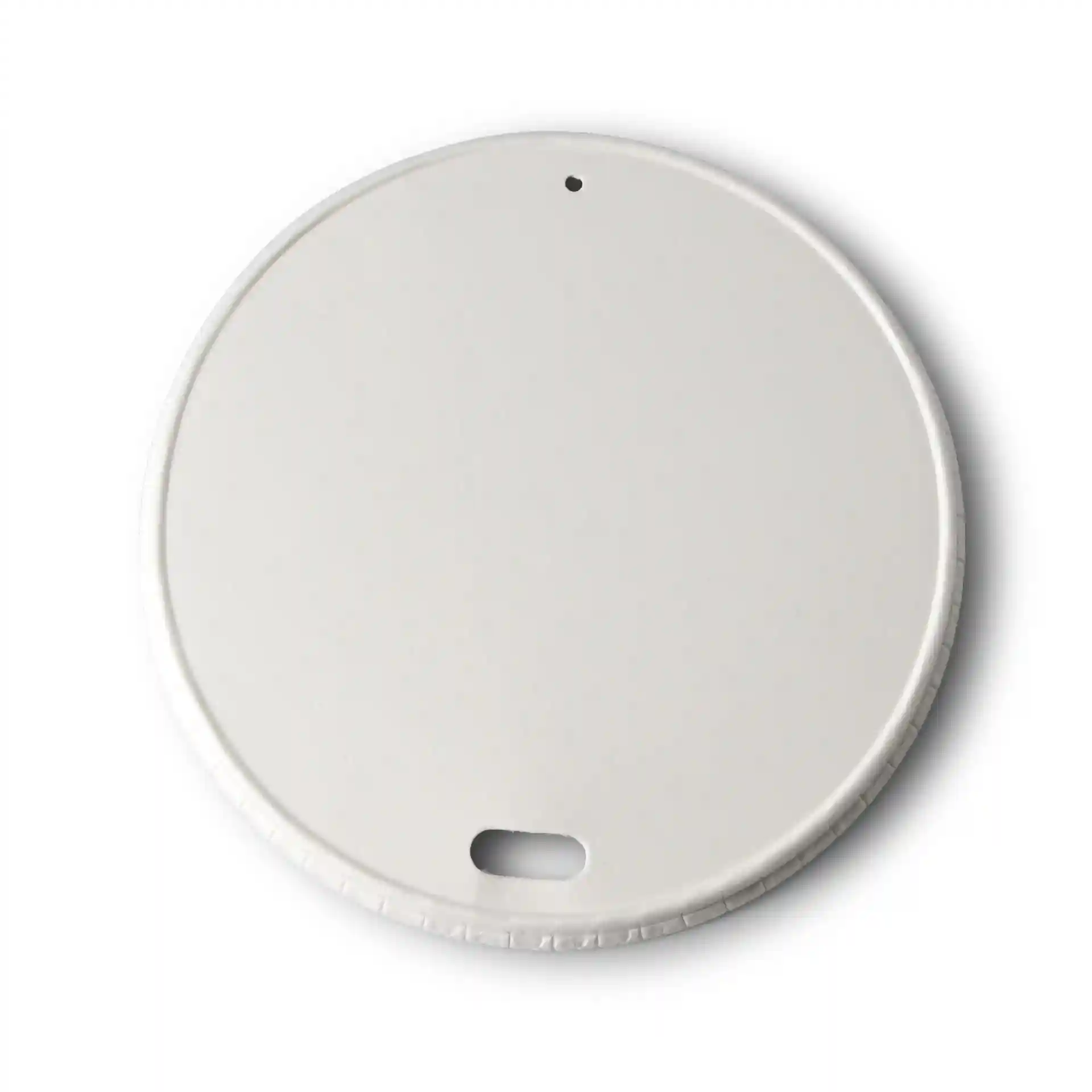 Witte papieren deksel met een diameter van 90 mm, met een drinkopening en een klein gaatje bovenaan.