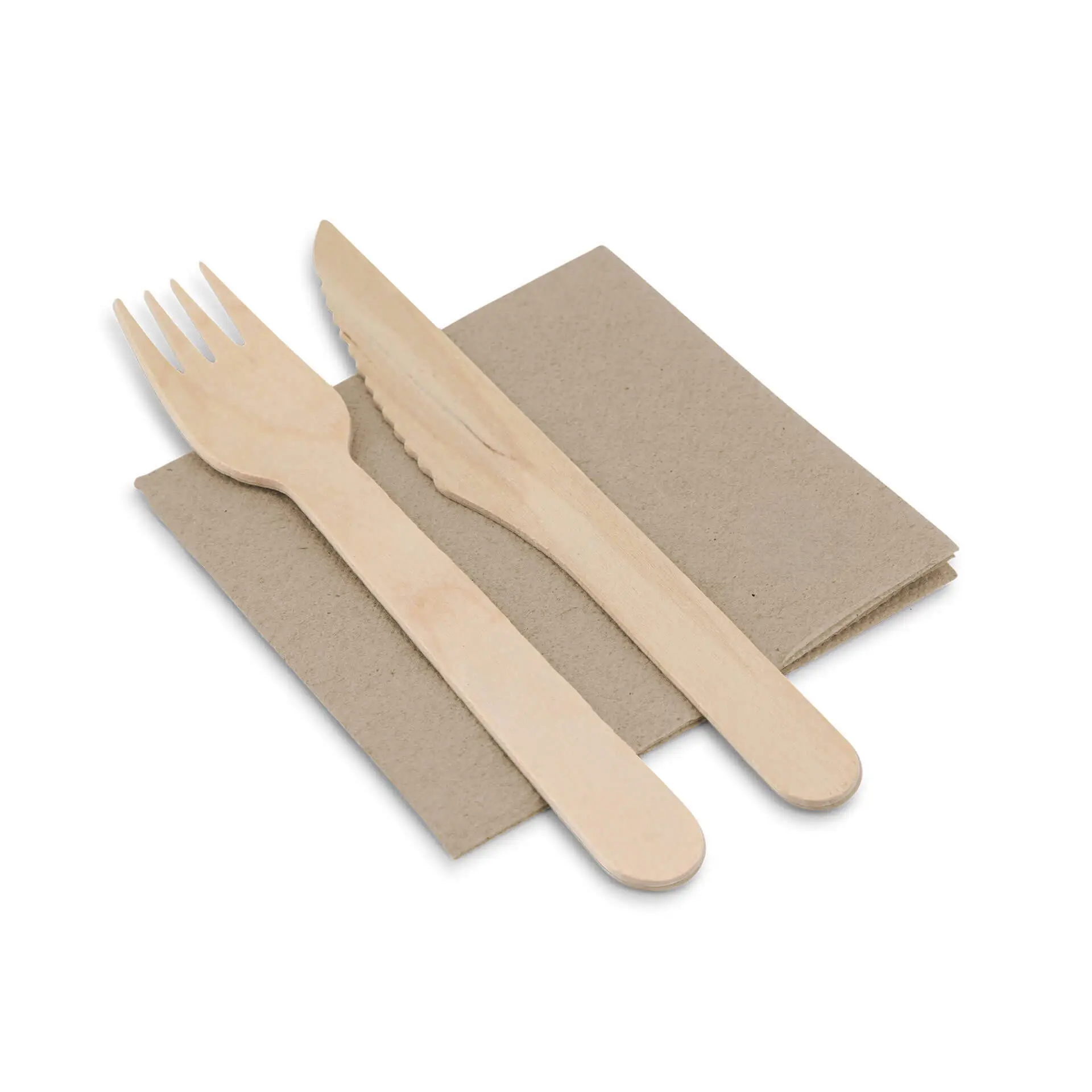 Set van houten vork en mes op ongebleekte papieren servetten, vierkant en met twee lagen.