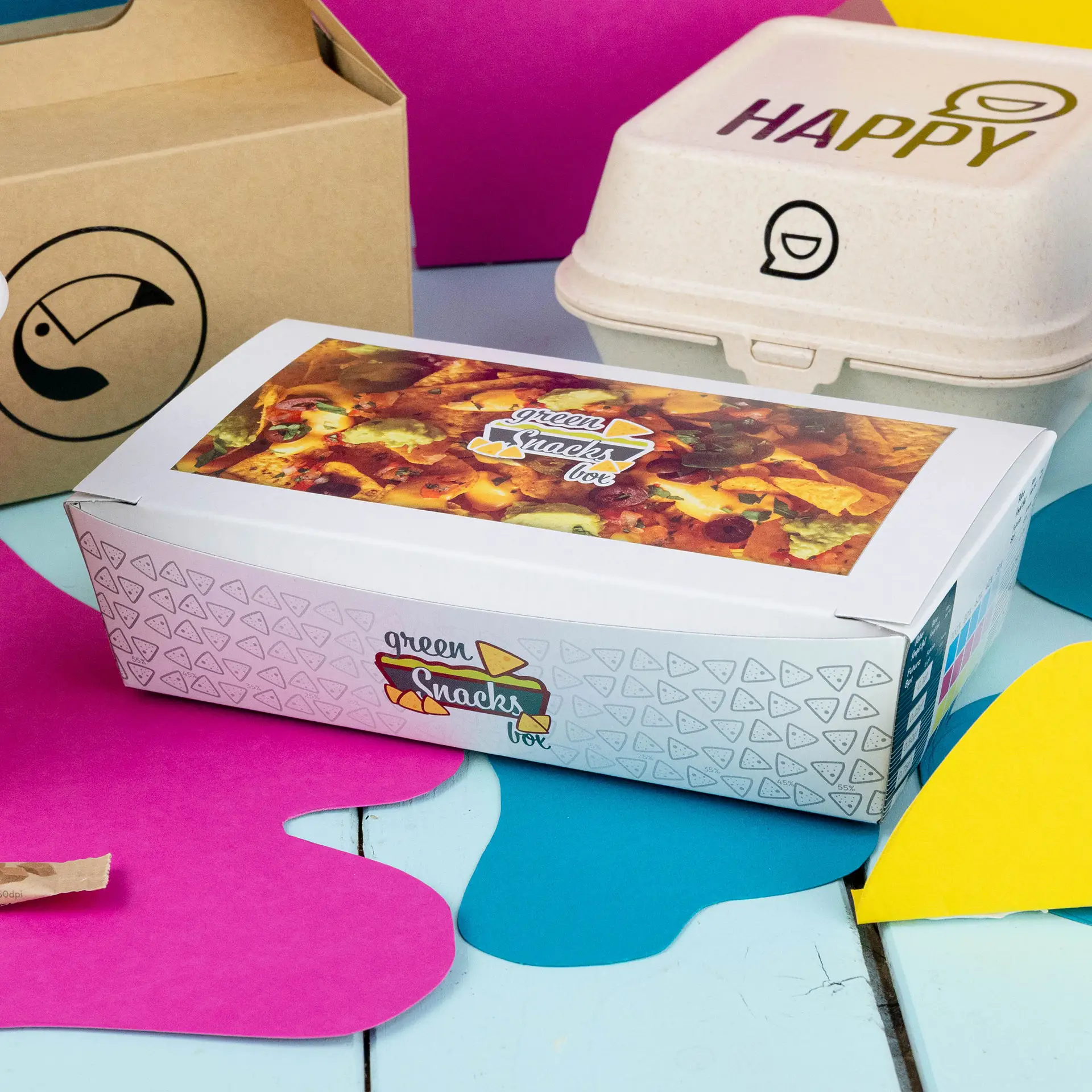 Snackdoos met een bedrukt ontwerp, 750 ml capaciteit, geplaatst op een kleurrijke achtergrond met andere containers in de buurt.