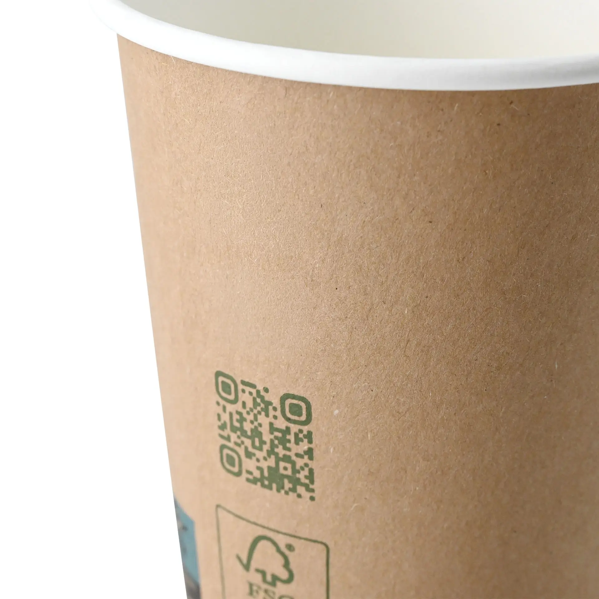 Bruine dubbelwandige koffiekop met witte binnenkant; met groene tekst en een QR-code voor materiaalinformatie.