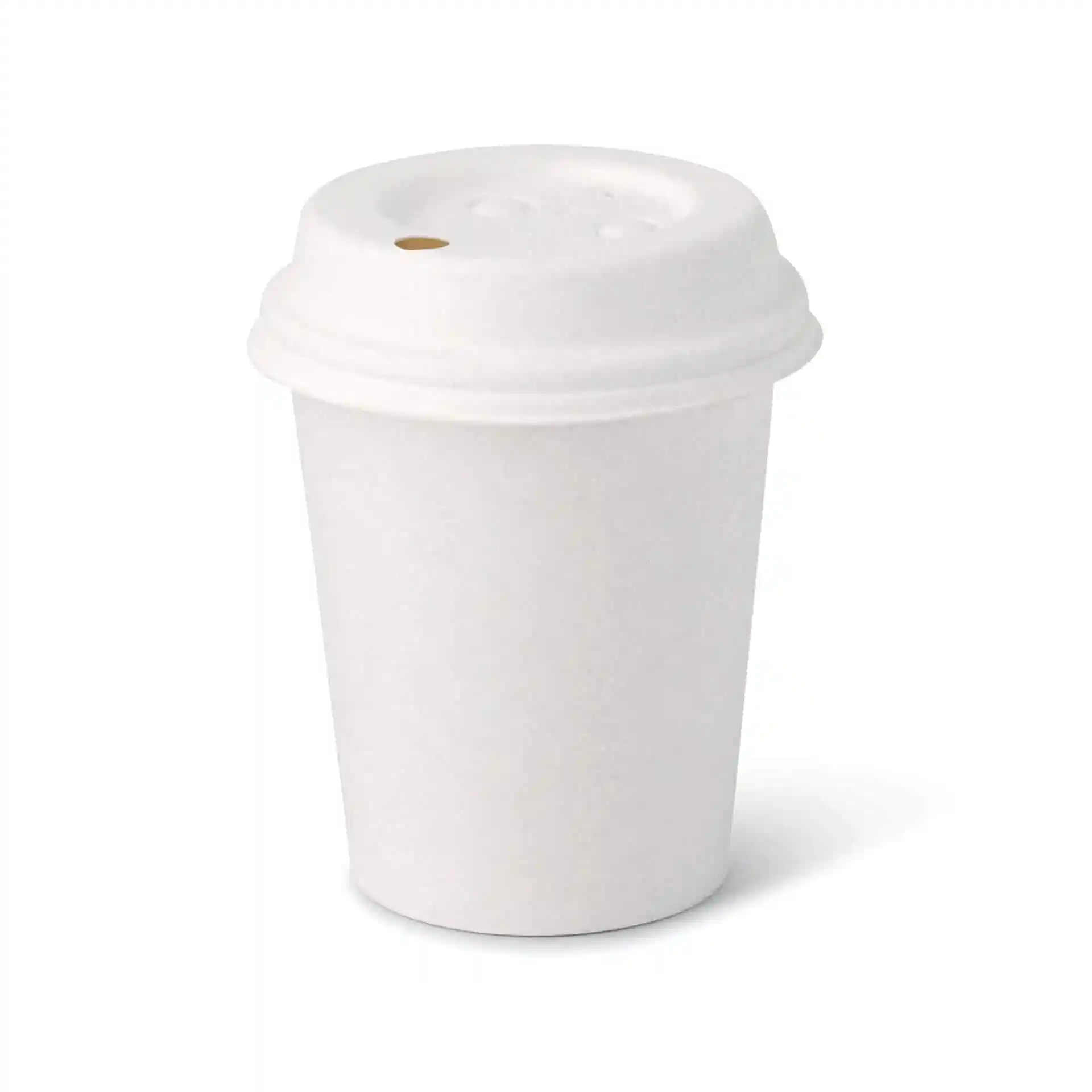 Witte 8 oz papieren beker met een ronde vorm en een gecoate oppervlakte, met een deksel met een kleine opening.