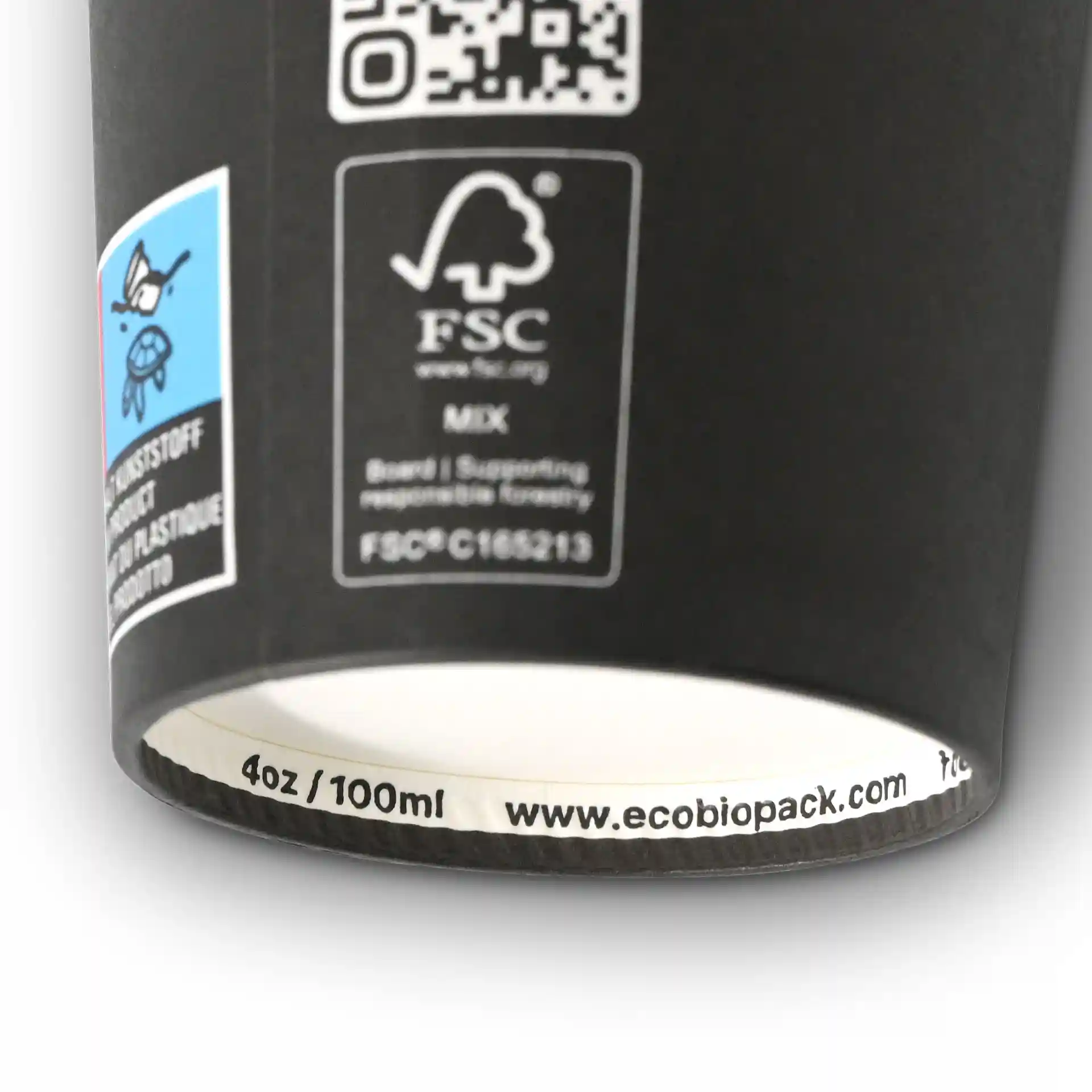 Zwarte papieren beker met PLA-coating, 100 ml capaciteit, met verschillende labels en een QR-code aan de zijkant.