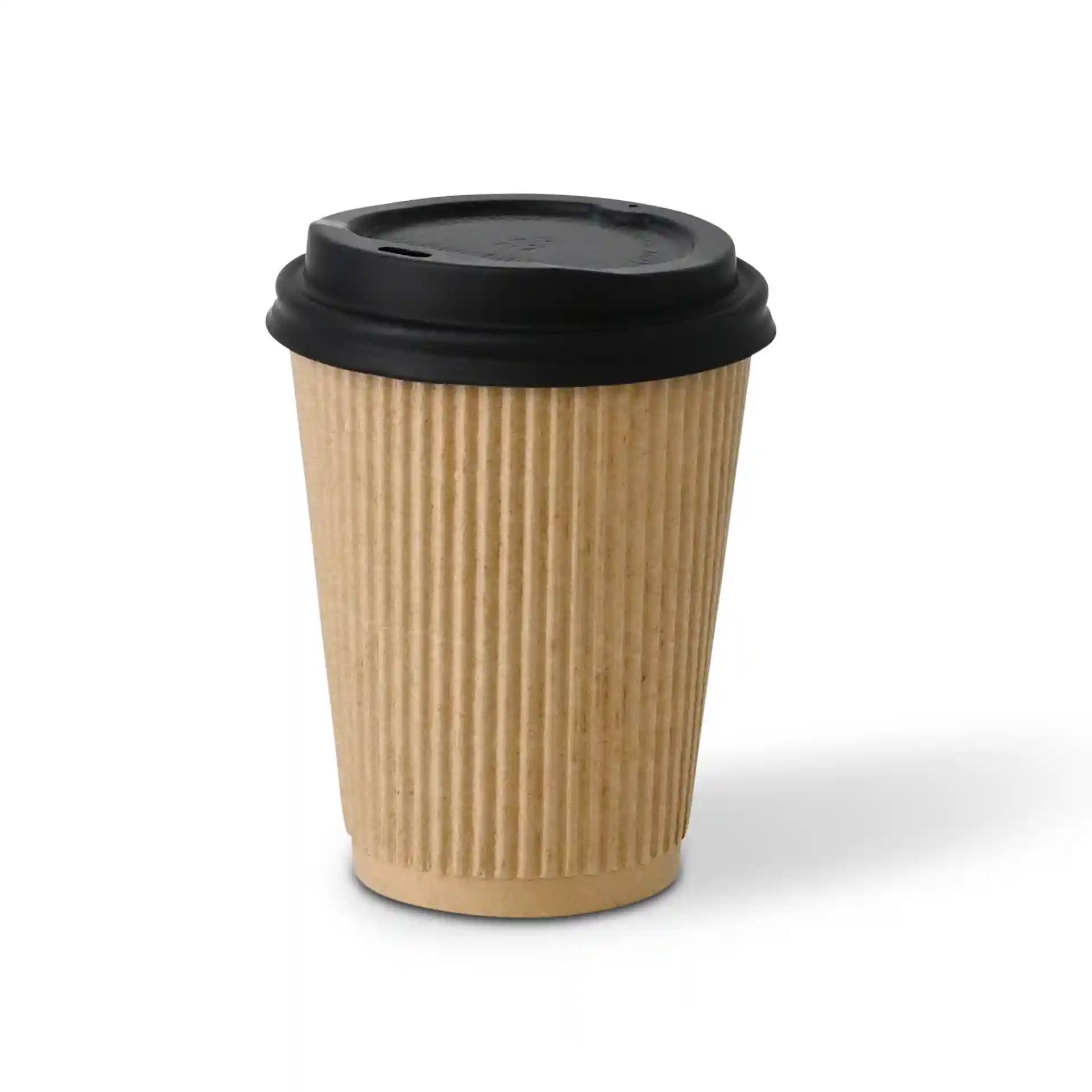 Bruine geribbelde beker met zwarte deksel, 12 oz capaciteit, 112 mm hoog en 90 mm in diameter.