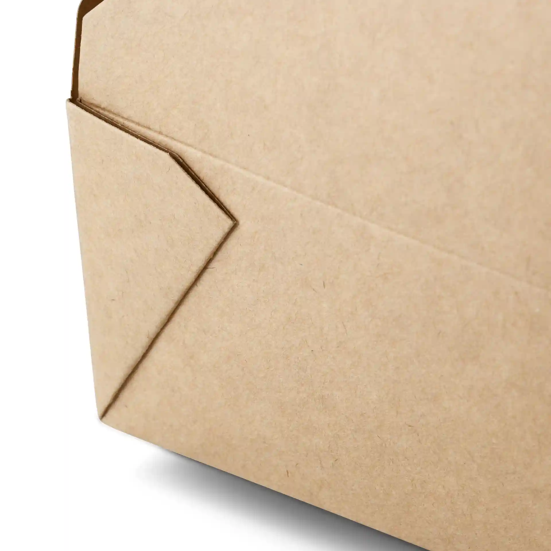 Close-up van een bruine kartonnen takeaway-container met een gevouwen hoek.