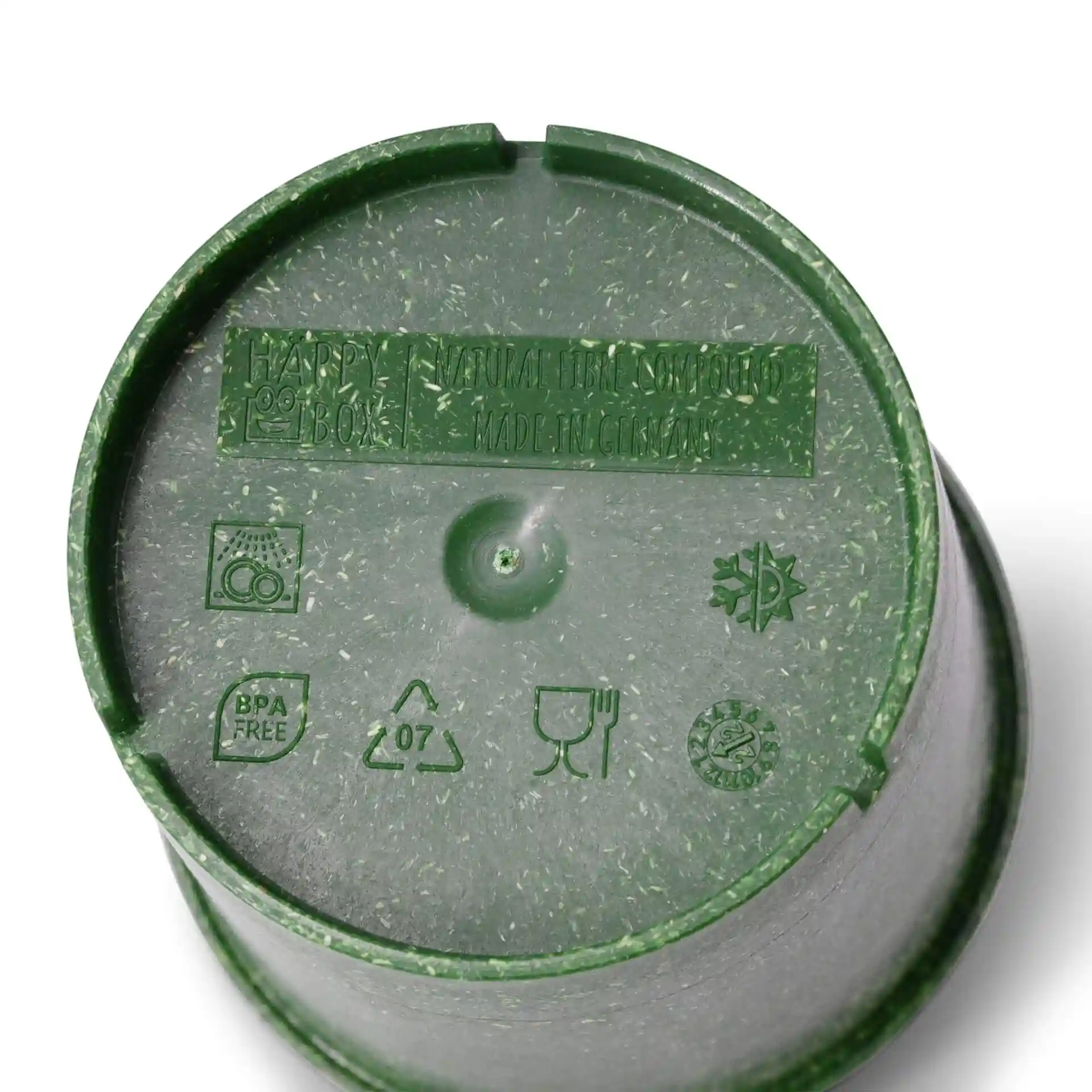 Groene herbruikbare beker met een ronde vorm en een gestructureerde bodem, met verschillende symbolen en markeringen op de onderkant.