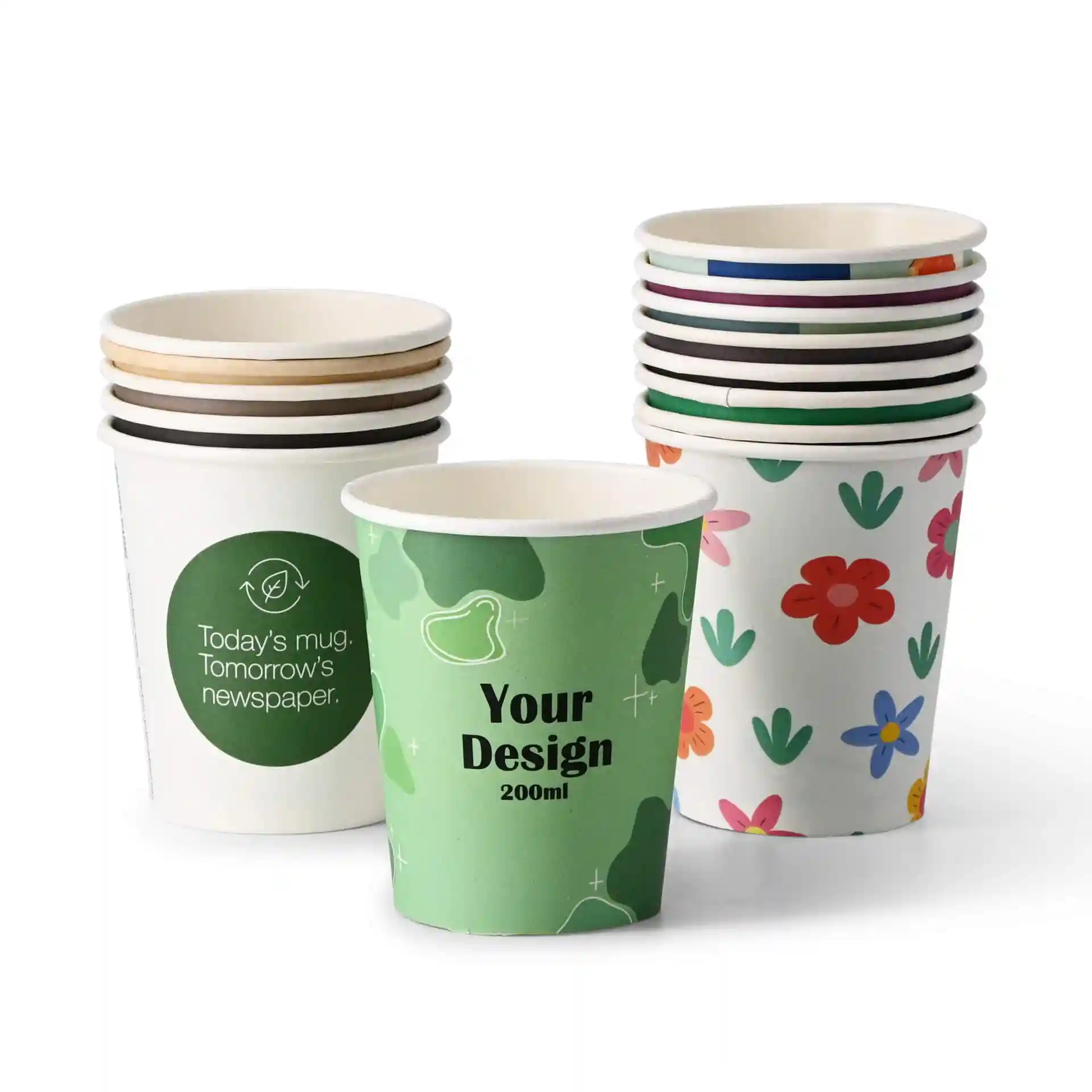 Stapeltje bekers met verschillende ontwerpen, waaronder een groene beker met het label 'Jouw Ontwerp' en een witte beker met een rond logo.