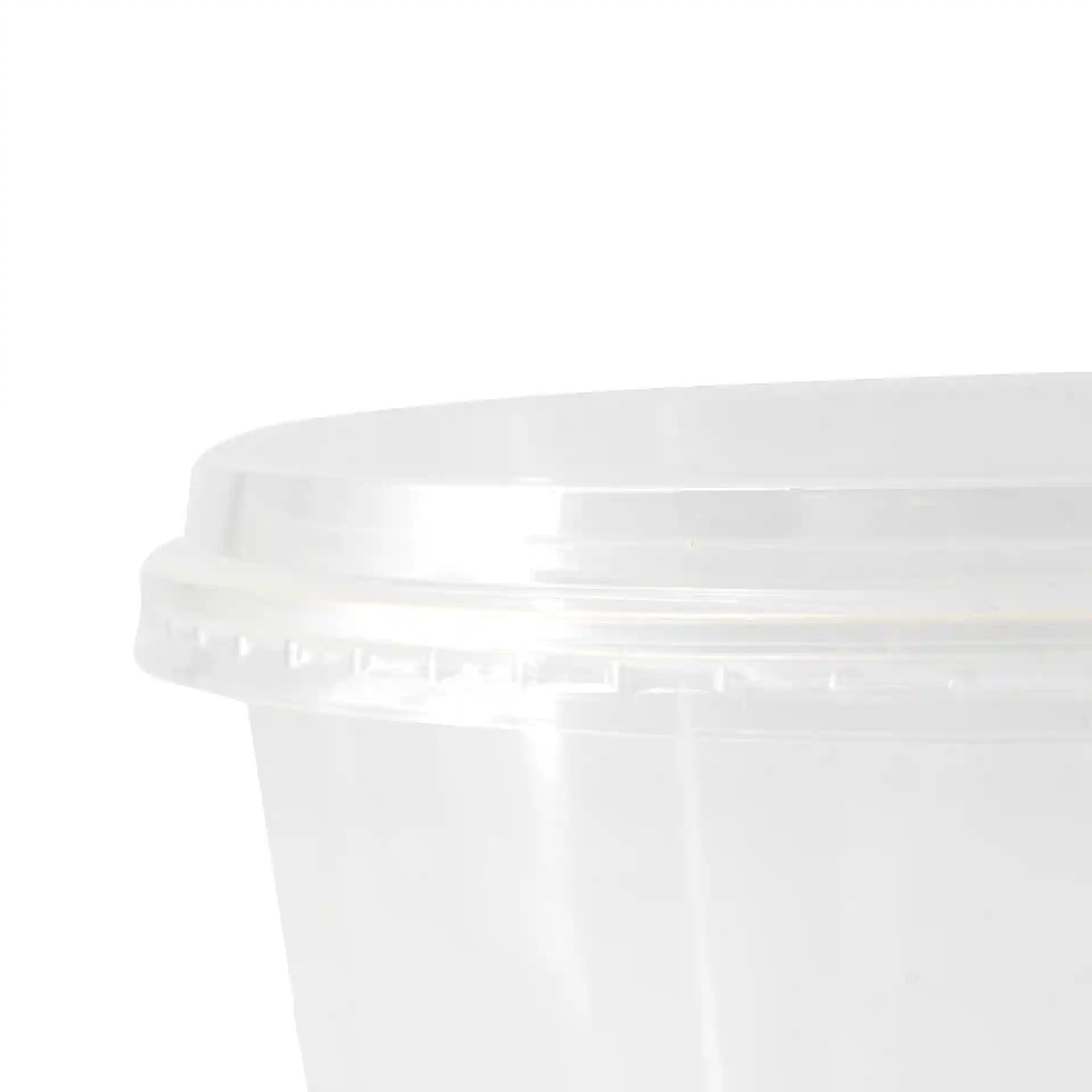 Transparante ronde PLA-deksel voor bekers, toont de bovenrand en een deel van de zijkant.