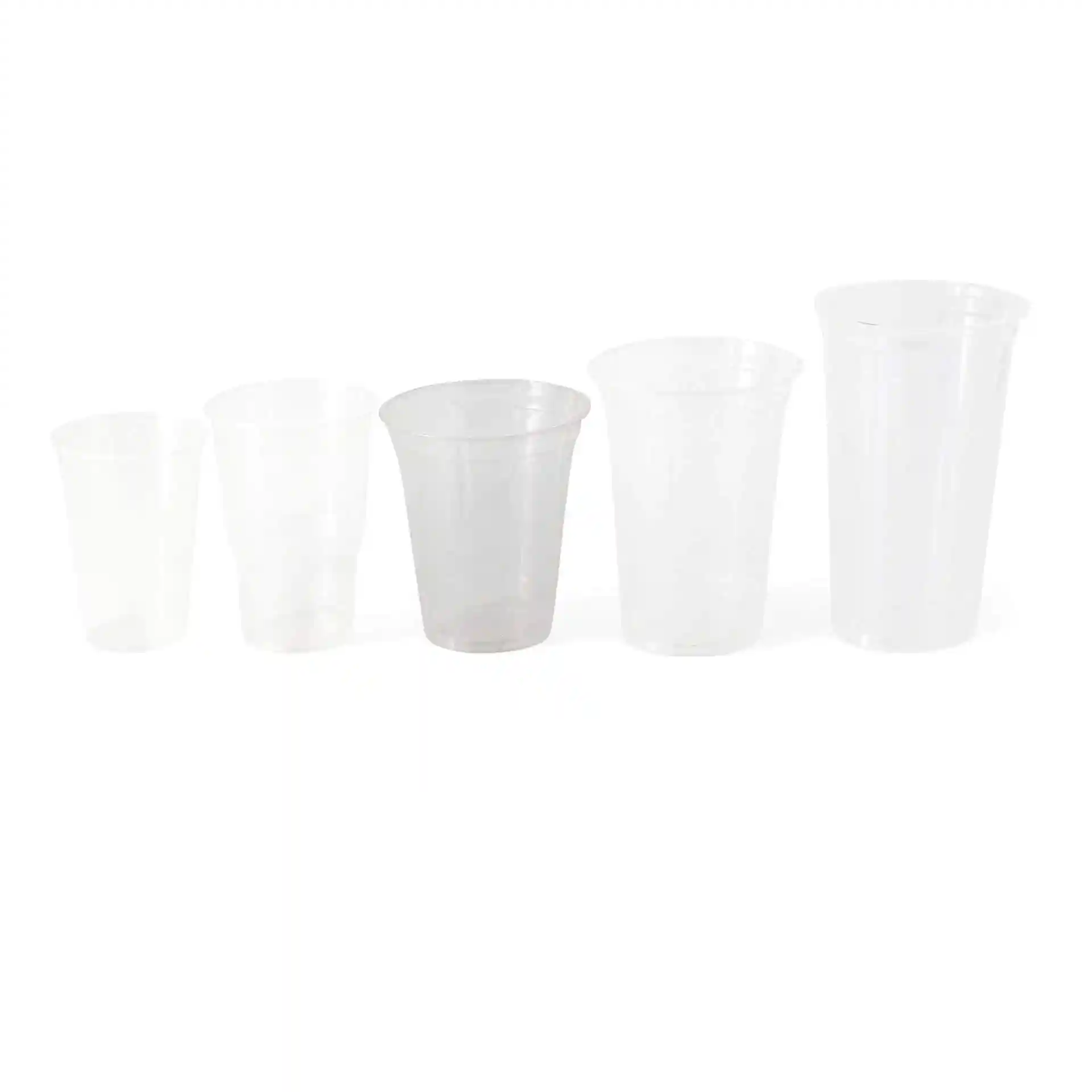 Afbeelding van vijf transparante plastic bekers in verschillende maten, gerangschikt van klein naar groot.
