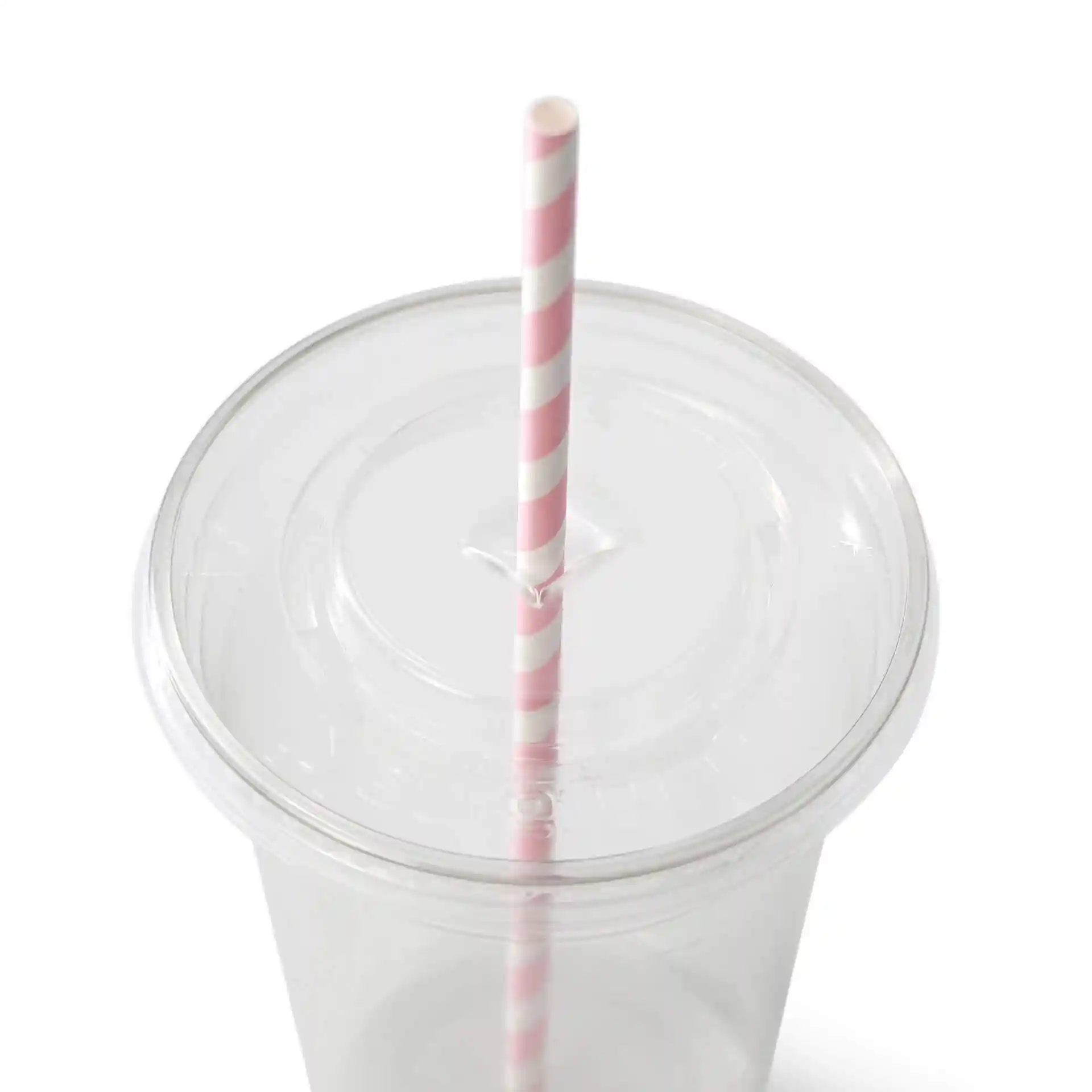 Heldere plastic beker met een pastelgestreepte papieren rietje erin, van bovenaf bekeken.