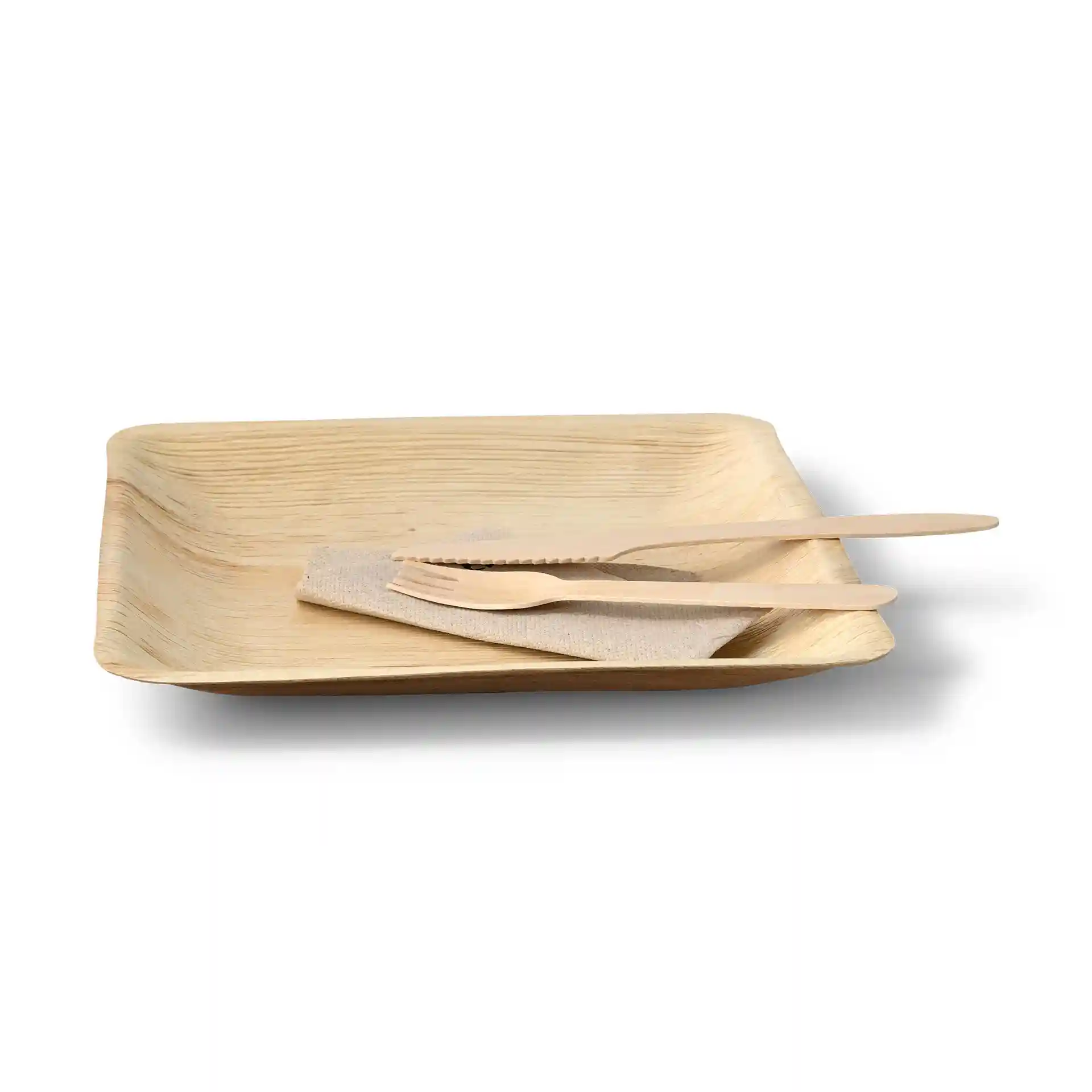 Vierkant palmblad bord met een korrelstructuur, vergezeld van een stoffen servet en houten bestek.