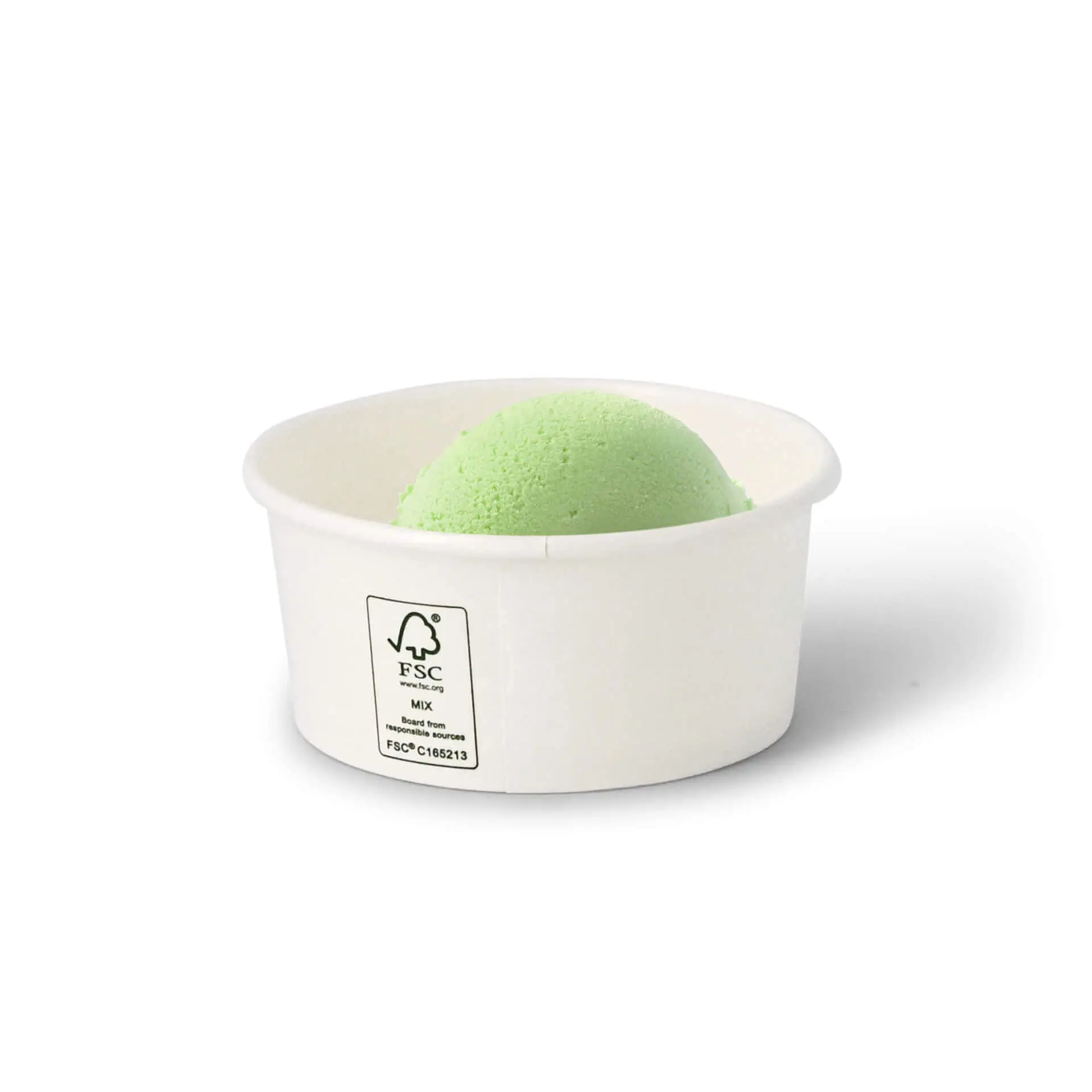 Een witte papieren ijscup met een groene ijslepel erin; gelabeld met FSC- en Climate Safe 360-markeringen.