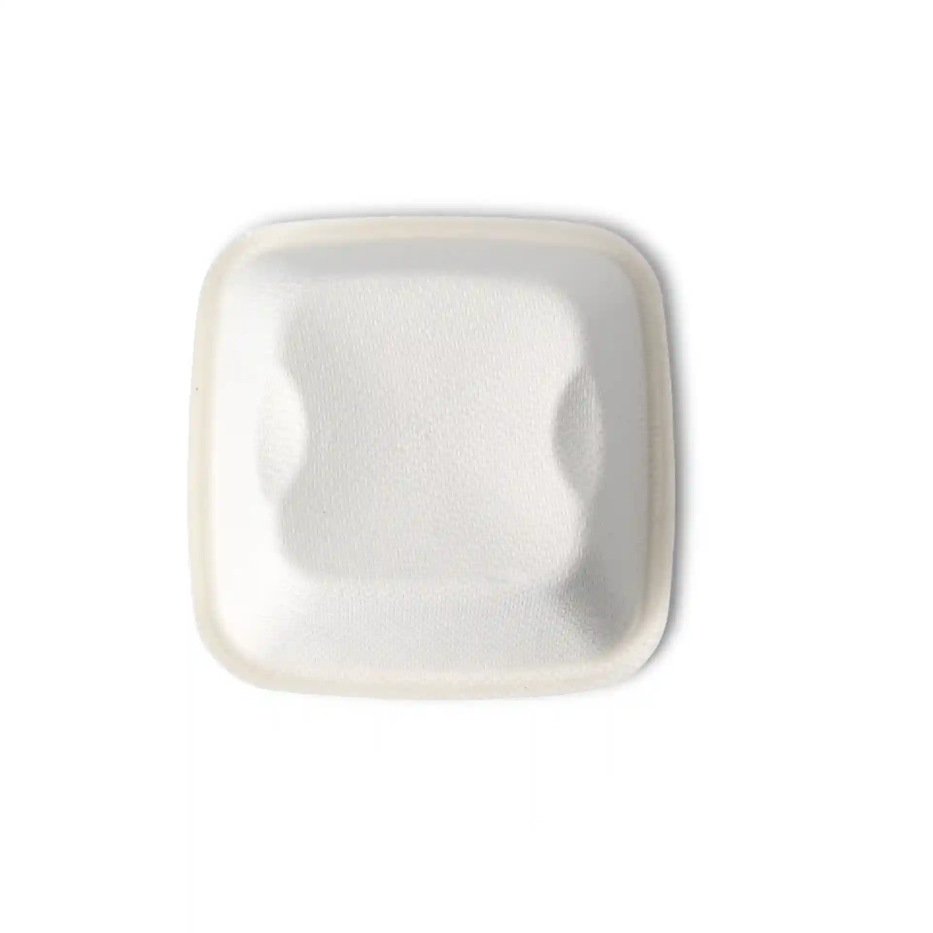Vierkante witte bagasse-portiecup, 70 ml, 81 x 81 x 27 mm, met een gestructureerd oppervlak.