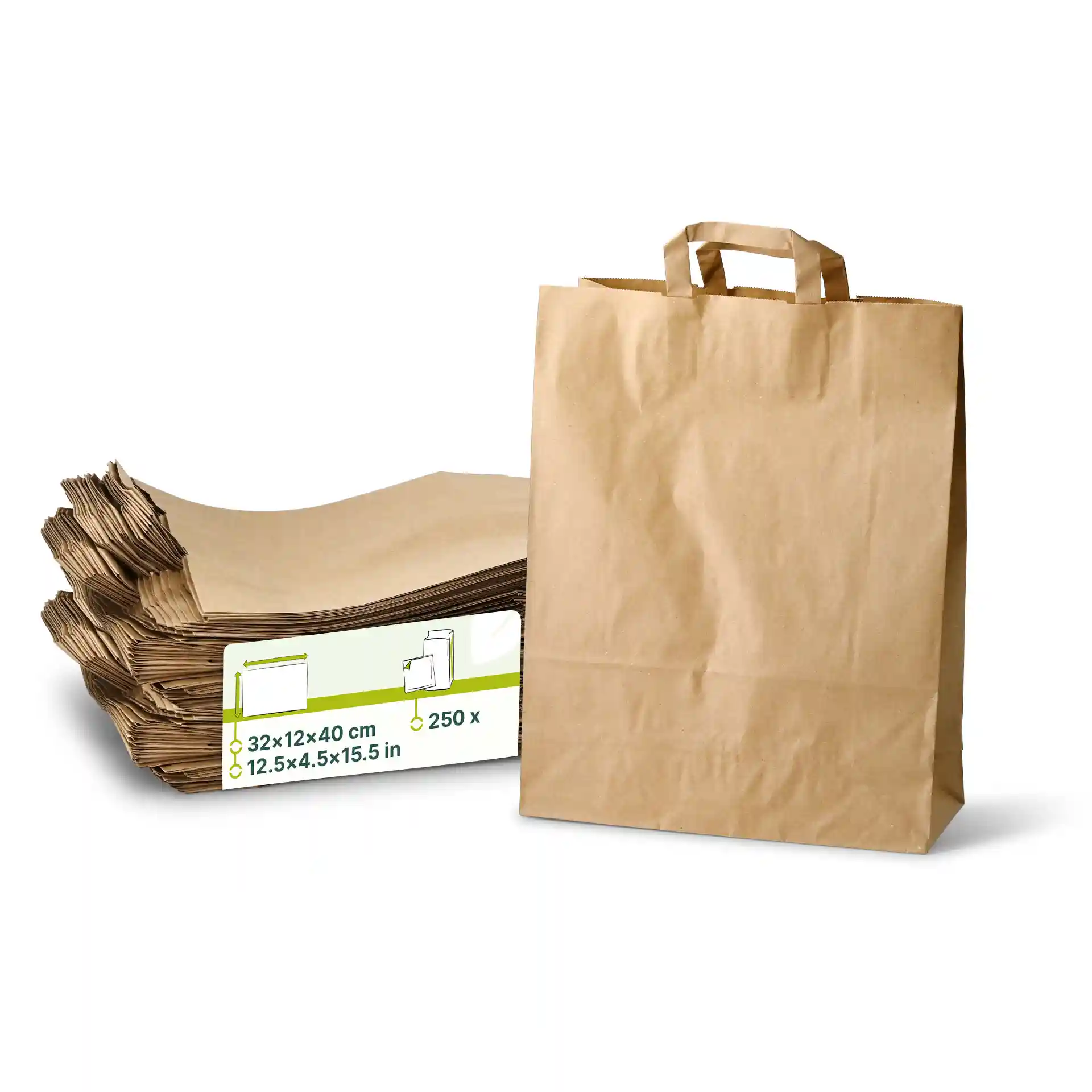 Bruine kraftpapier draagtas met handvatten, afmetingen 32 x 12 x 40 cm, naast een stapel soortgelijke tassen.
