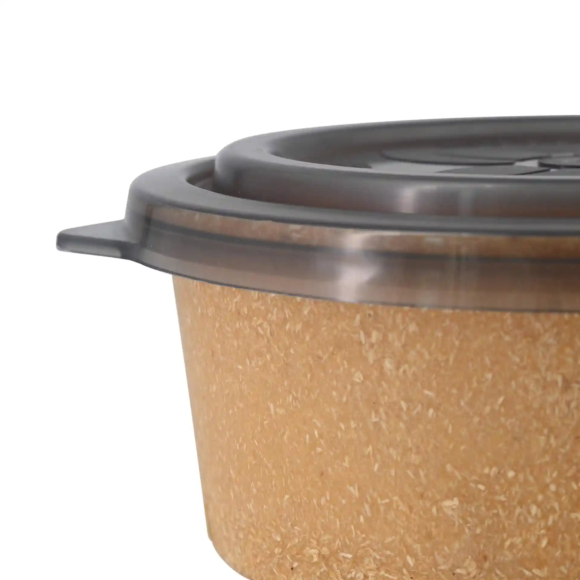 Ronde kom met een gestructureerde beige buitenkant en een grijze plastic deksel, zijaanzicht.