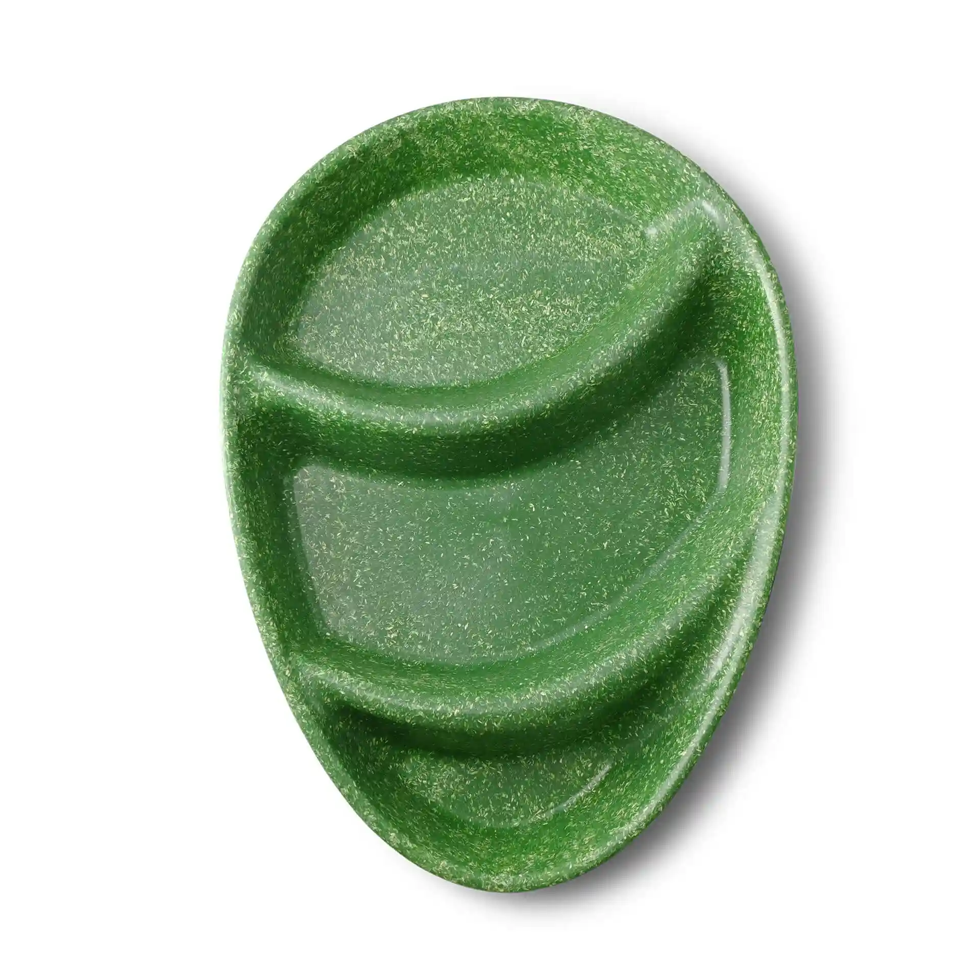 Groen herbruikbaar bord met drie compartimenten, druppelvorm, gemaakt van biocomposietmateriaal.