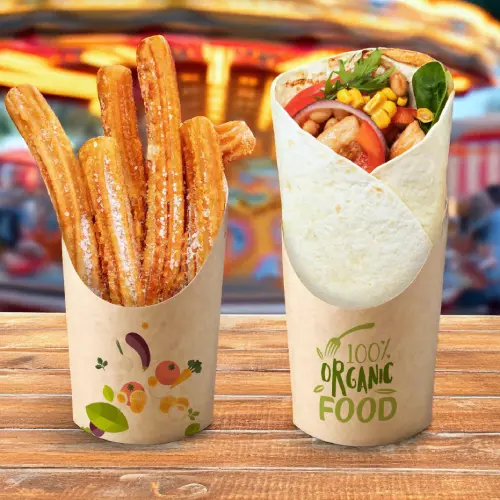 Churros in een papieren beker naast een verpakt voedingsmiddel met het label "100% Biologisch Voedsel" op een houten oppervlak.