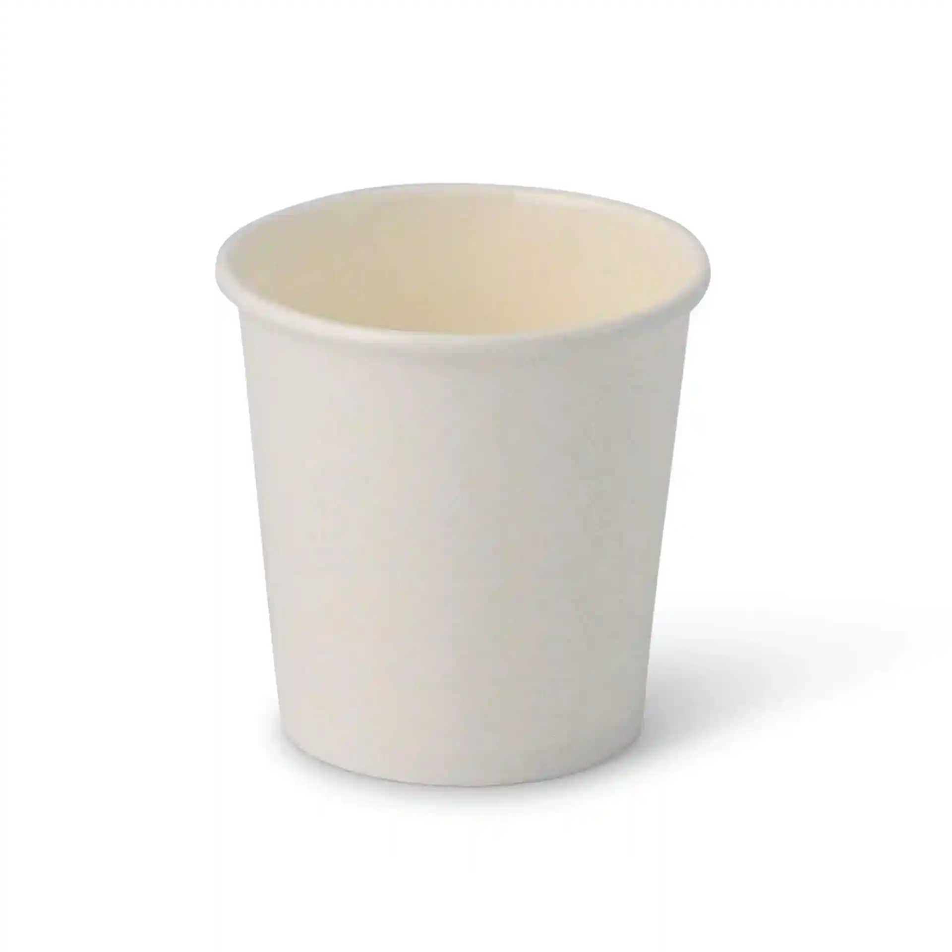 Witte ronde papieren beker van 60 mm hoog en 62 mm diameter, gemaakt van gecoat karton.
