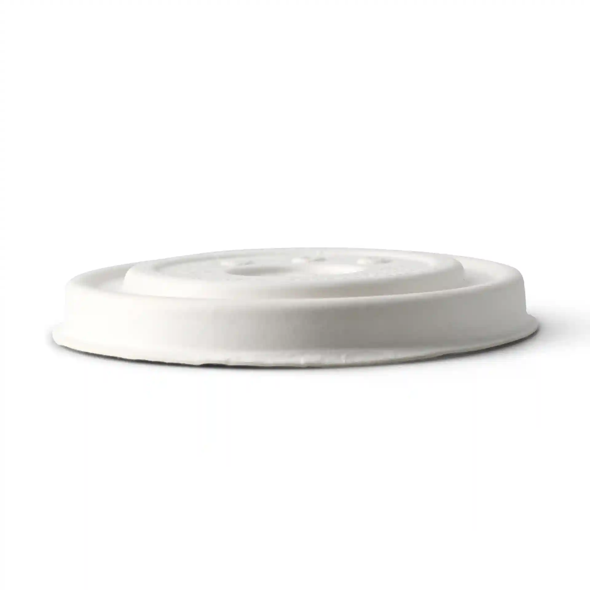 Witte kartonnen platte deksel met een diameter van 90 mm en een rietjesopening, zijaanzicht op een effen achtergrond.