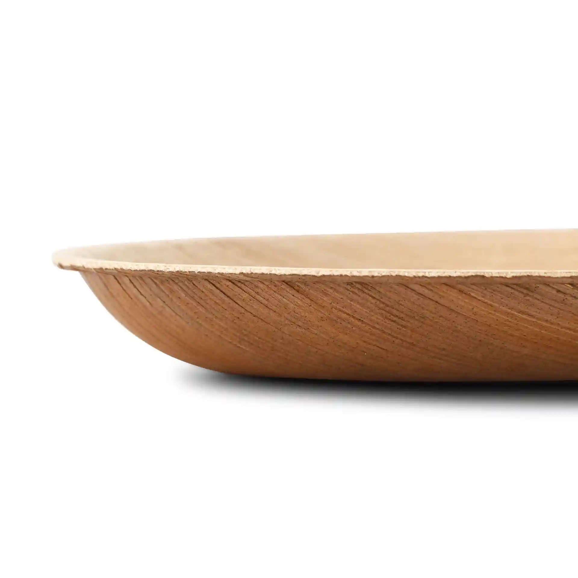 Zijaanzicht van een ovale palmbladplaat met een korrelstructuur, met een ondiep ontwerp en zonder coating.