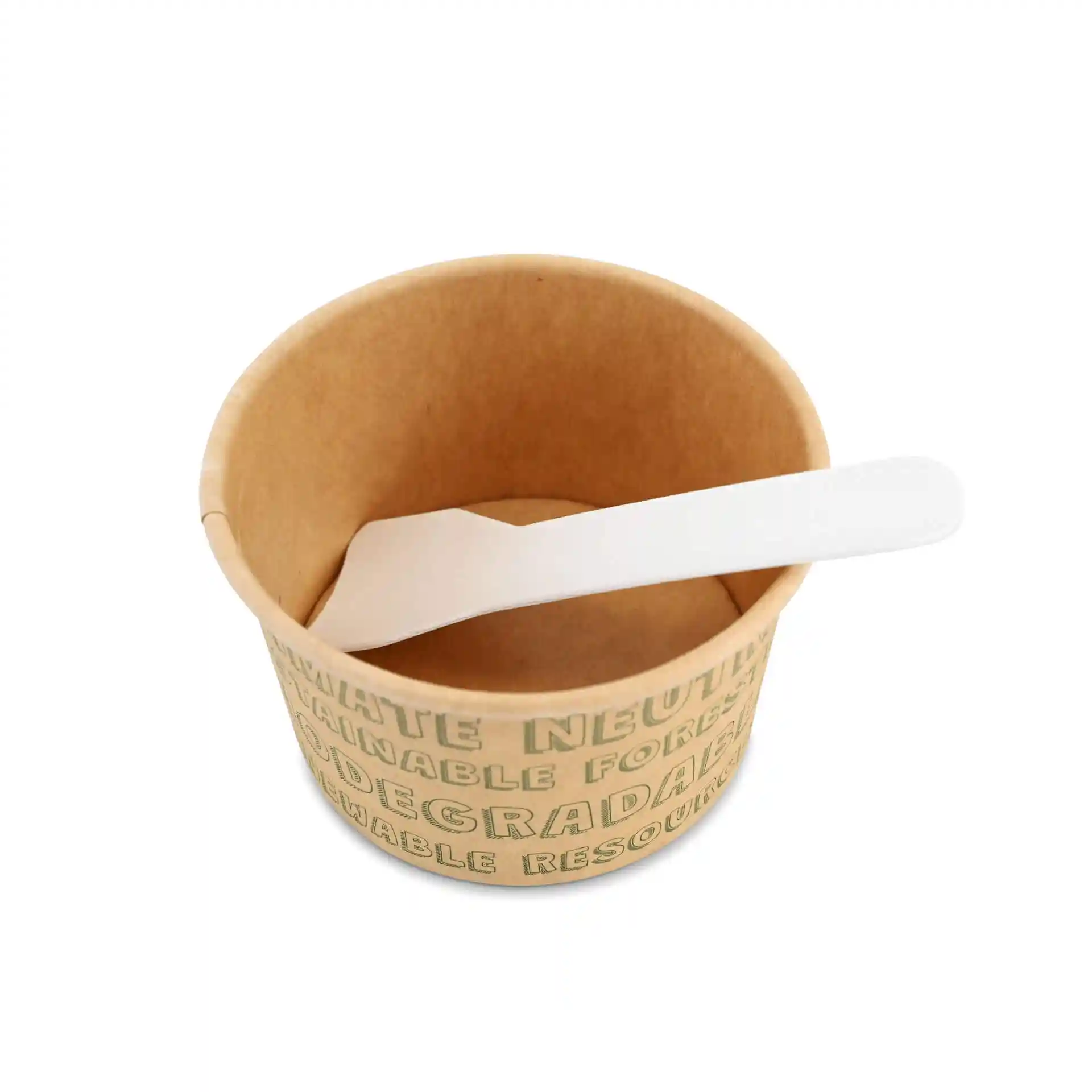 Papieren beker met een bruine buitenkant en een witte lepel erin.