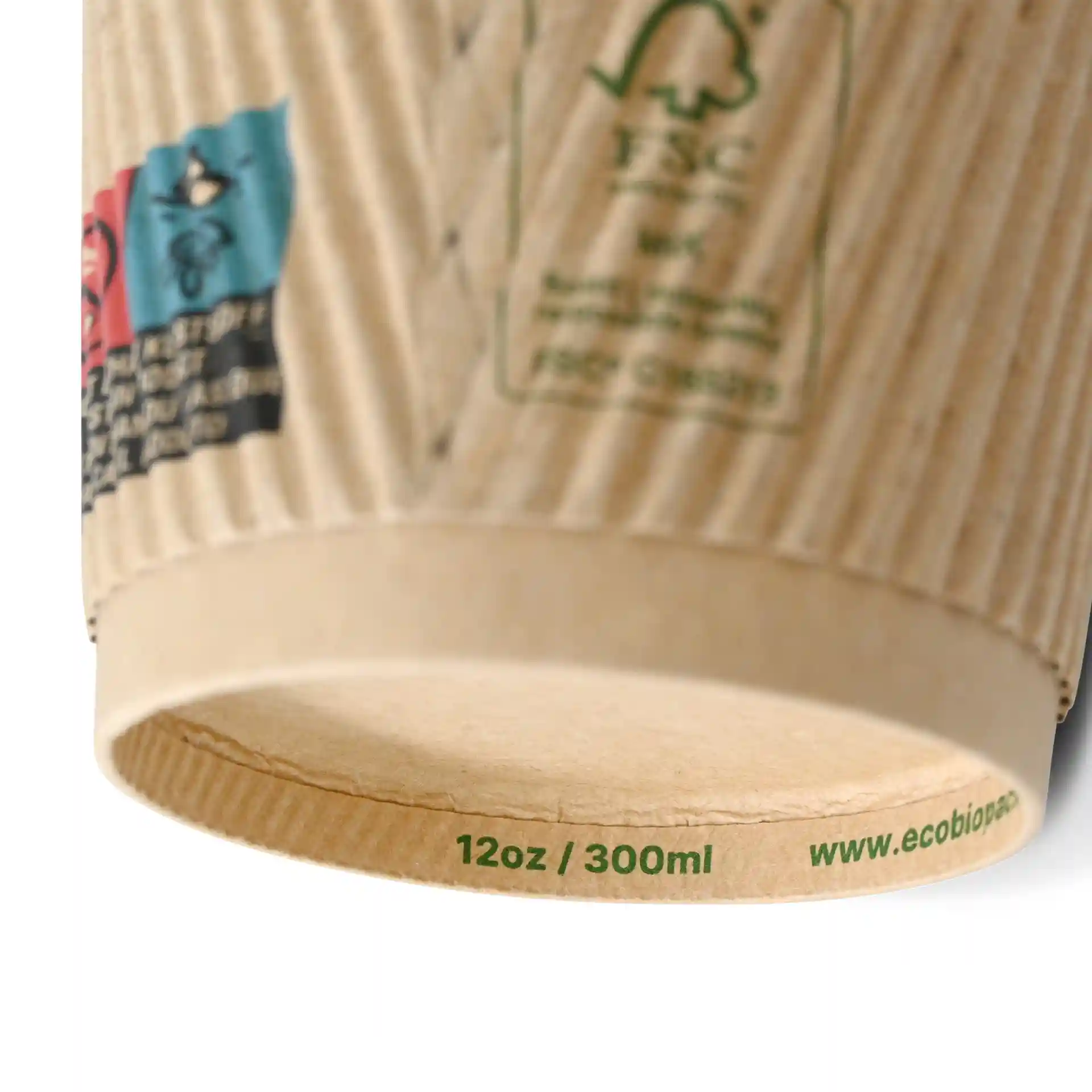 Geribbelde kraftbekers met een diameter van 90 mm en een bedrukte bodem die 12 oz / 300 ml capaciteit aangeeft.
