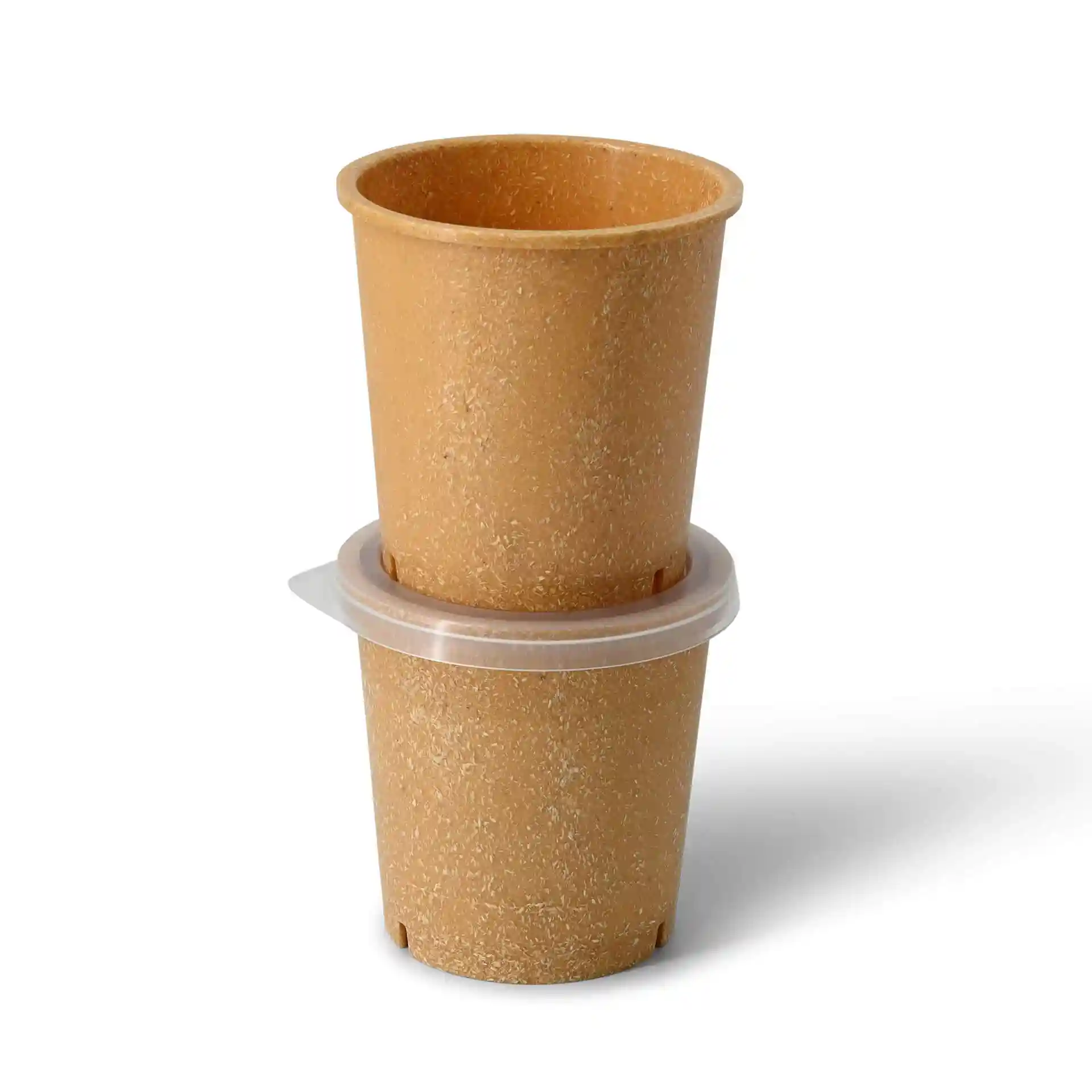 Twee stapelbare bruine bekers met een doorzichtig plastic band in het midden, op een effen achtergrond.