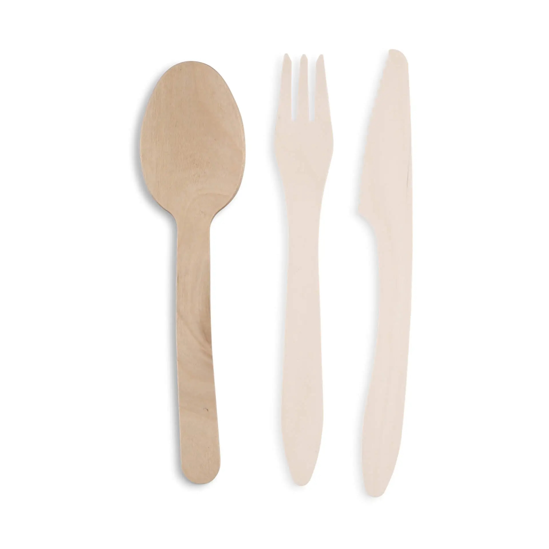 Houten bestekset met een lepel, vork en mes, allemaal van bruin hout met een gladde afwerking.