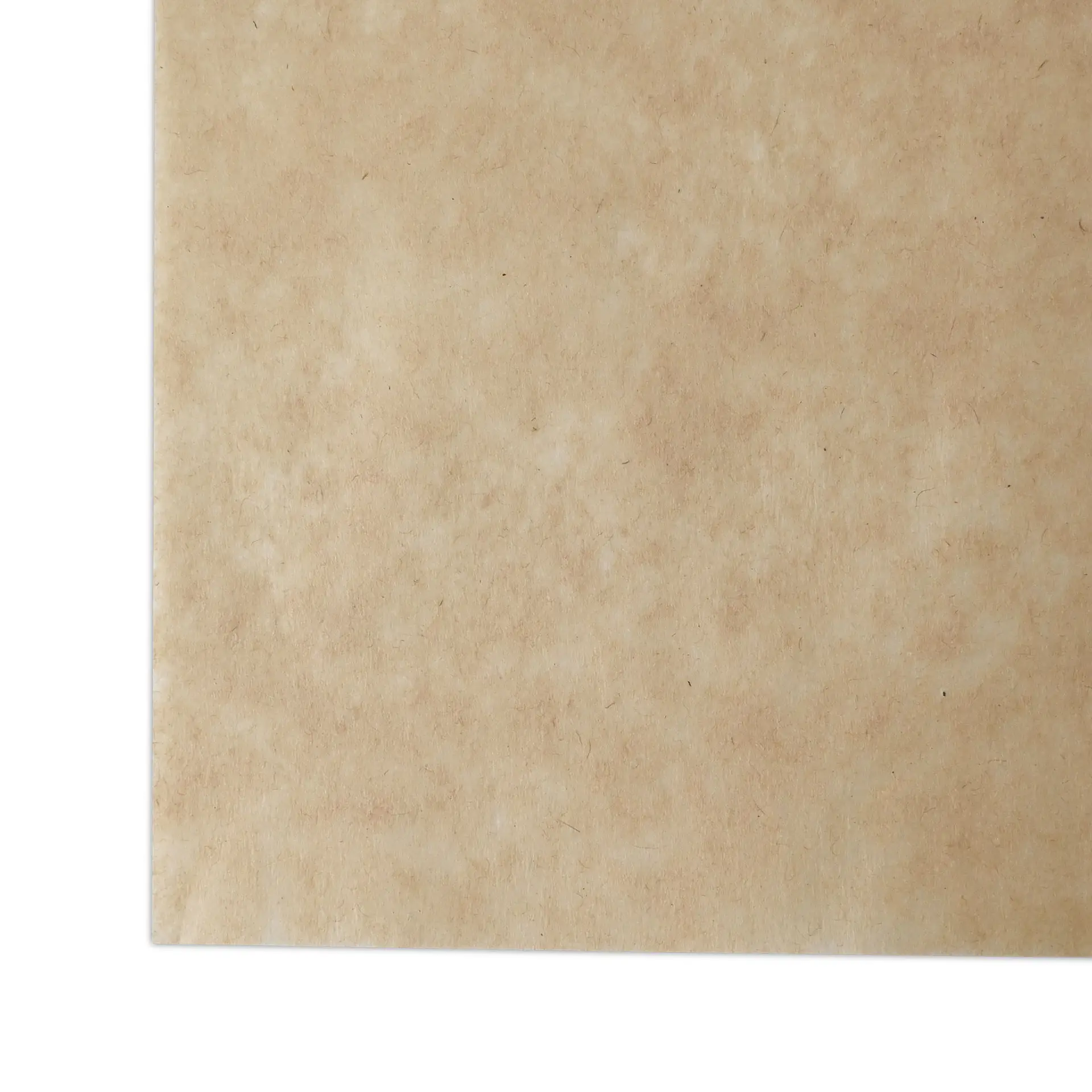 Bruin vetvrij inpakpapier (18 x 25 cm) geschikt voor warme, koude en vette voedingsmiddelen op een lichte ondergrond.