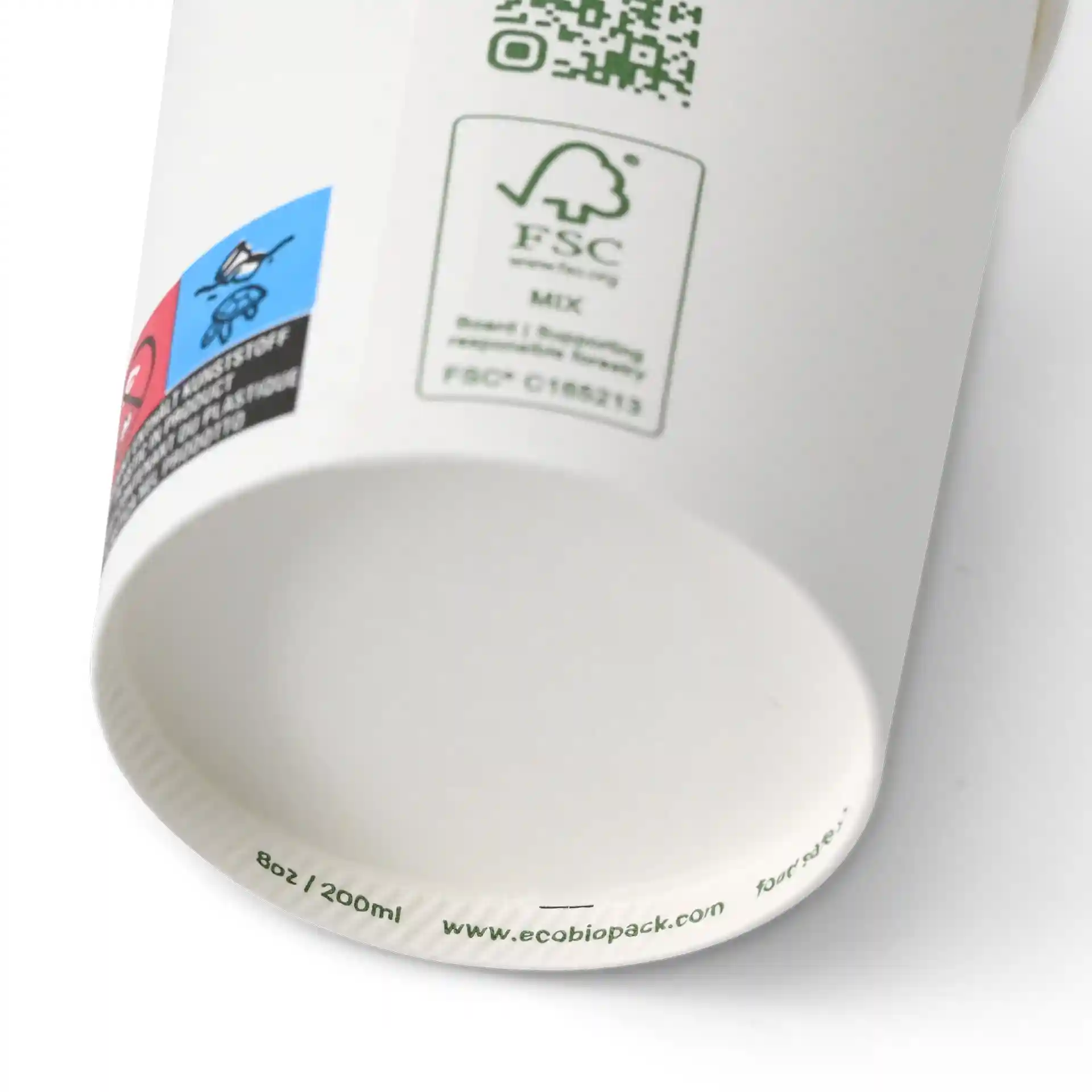 Witte beker met een diameter van 80 mm, voorzien van verschillende labels en een PLA-coating.
